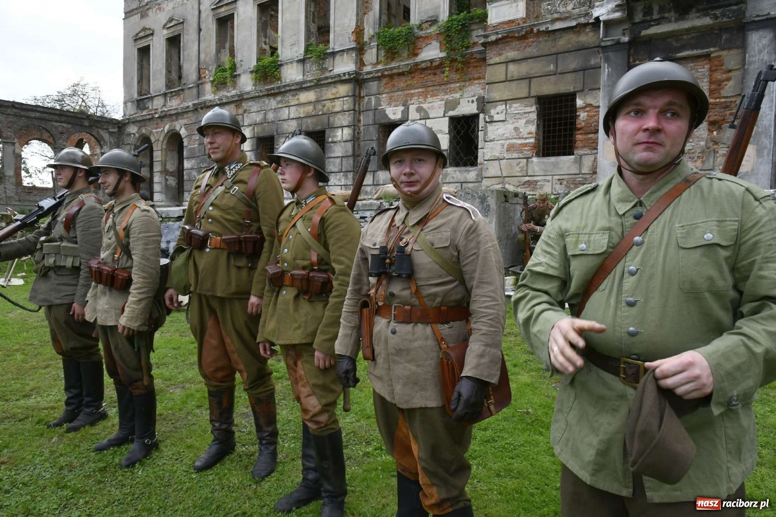Zdjęcie w galerii na portalu naszraciborz.pl: Piknik militarny w Sławikowie - dwie potyczki na dziedzińcu pałacu von Eickstedtów [FOTO i WIDEO] wiadomości z regionu