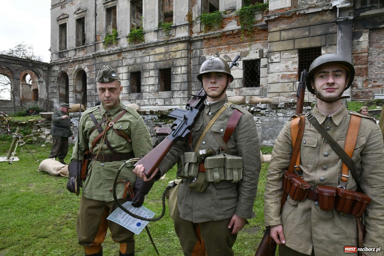 Zdjęcie w galerii na portalu naszraciborz.pl: Piknik militarny w Sławikowie - dwie potyczki na dziedzińcu pałacu von Eickstedtów [FOTO i WIDEO] wiadomości z regionu