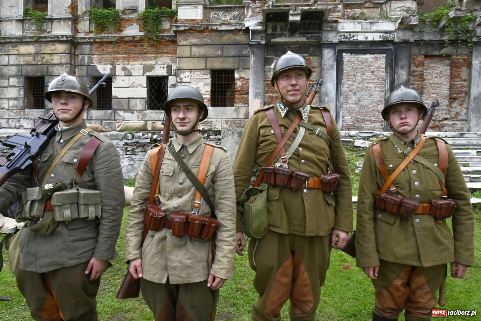 Zdjęcie w galerii na portalu naszraciborz.pl: Piknik militarny w Sławikowie - dwie potyczki na dziedzińcu pałacu von Eickstedtów [FOTO i WIDEO] wiadomości z regionu