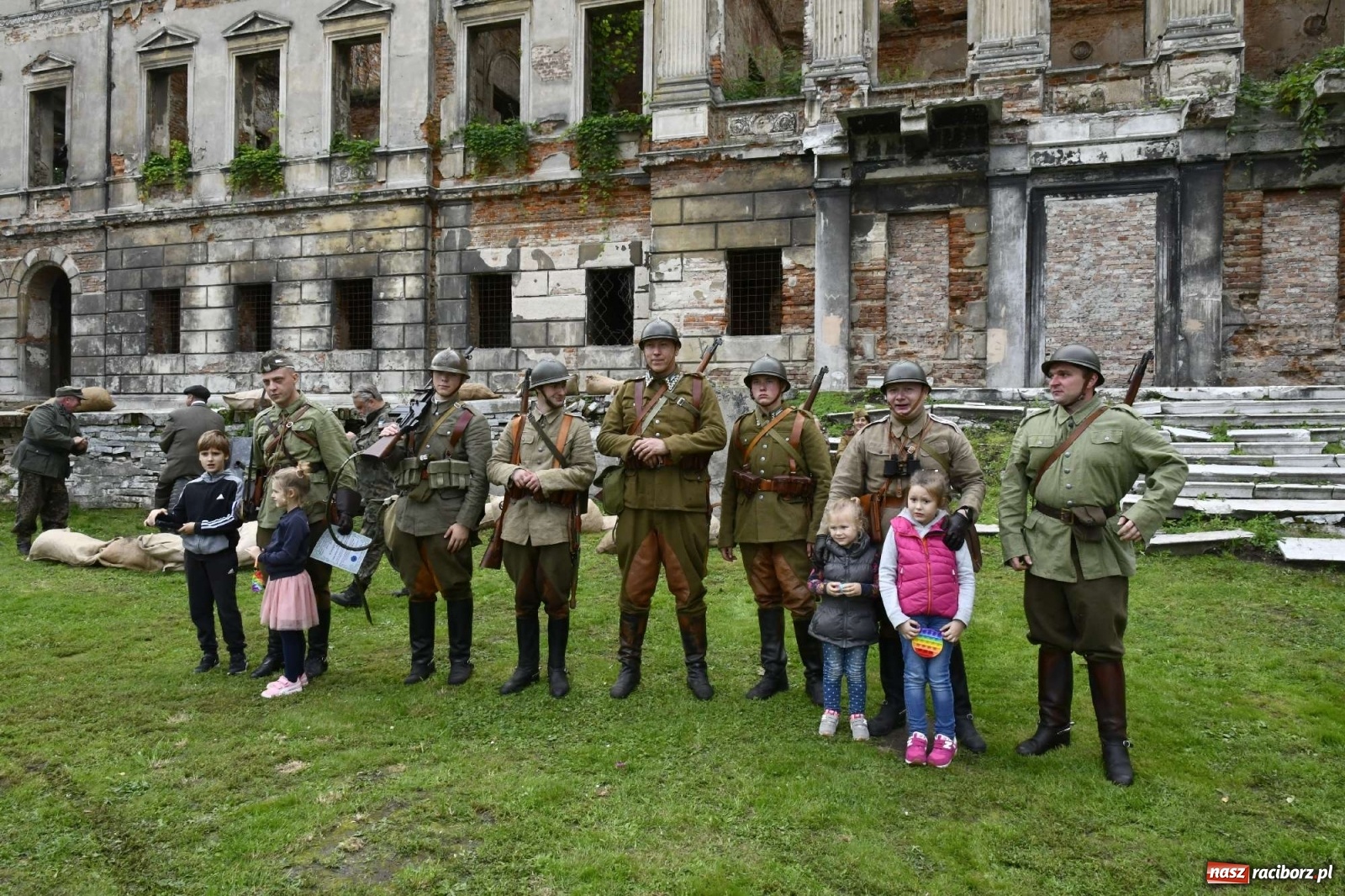 Zdjęcie w galerii na portalu naszraciborz.pl: Piknik militarny w Sławikowie - dwie potyczki na dziedzińcu pałacu von Eickstedtów [FOTO i WIDEO] wiadomości z regionu