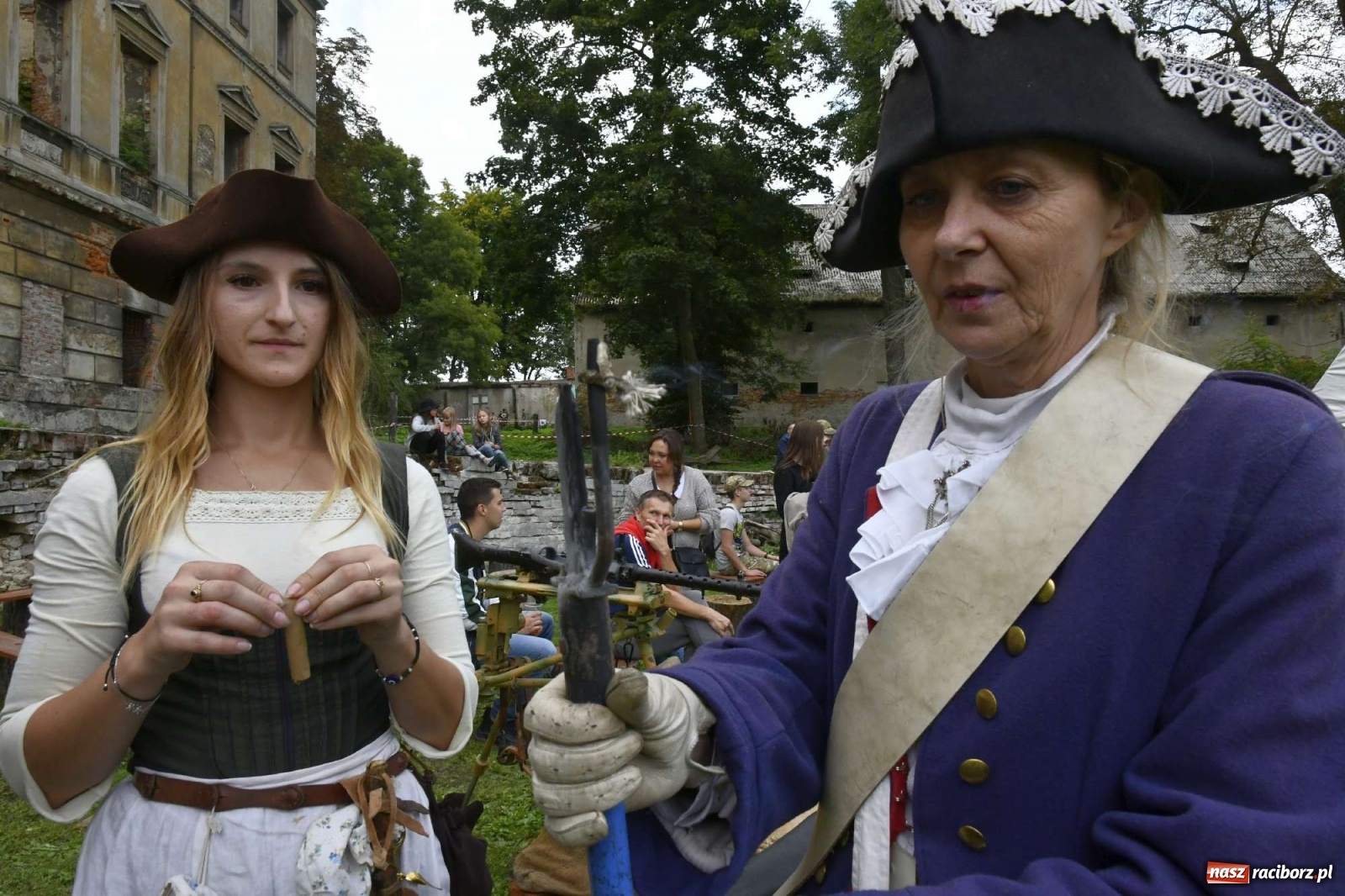 Zdjęcie w galerii na portalu naszraciborz.pl: Piknik militarny w Sławikowie - dwie potyczki na dziedzińcu pałacu von Eickstedtów [FOTO i WIDEO] wiadomości z regionu