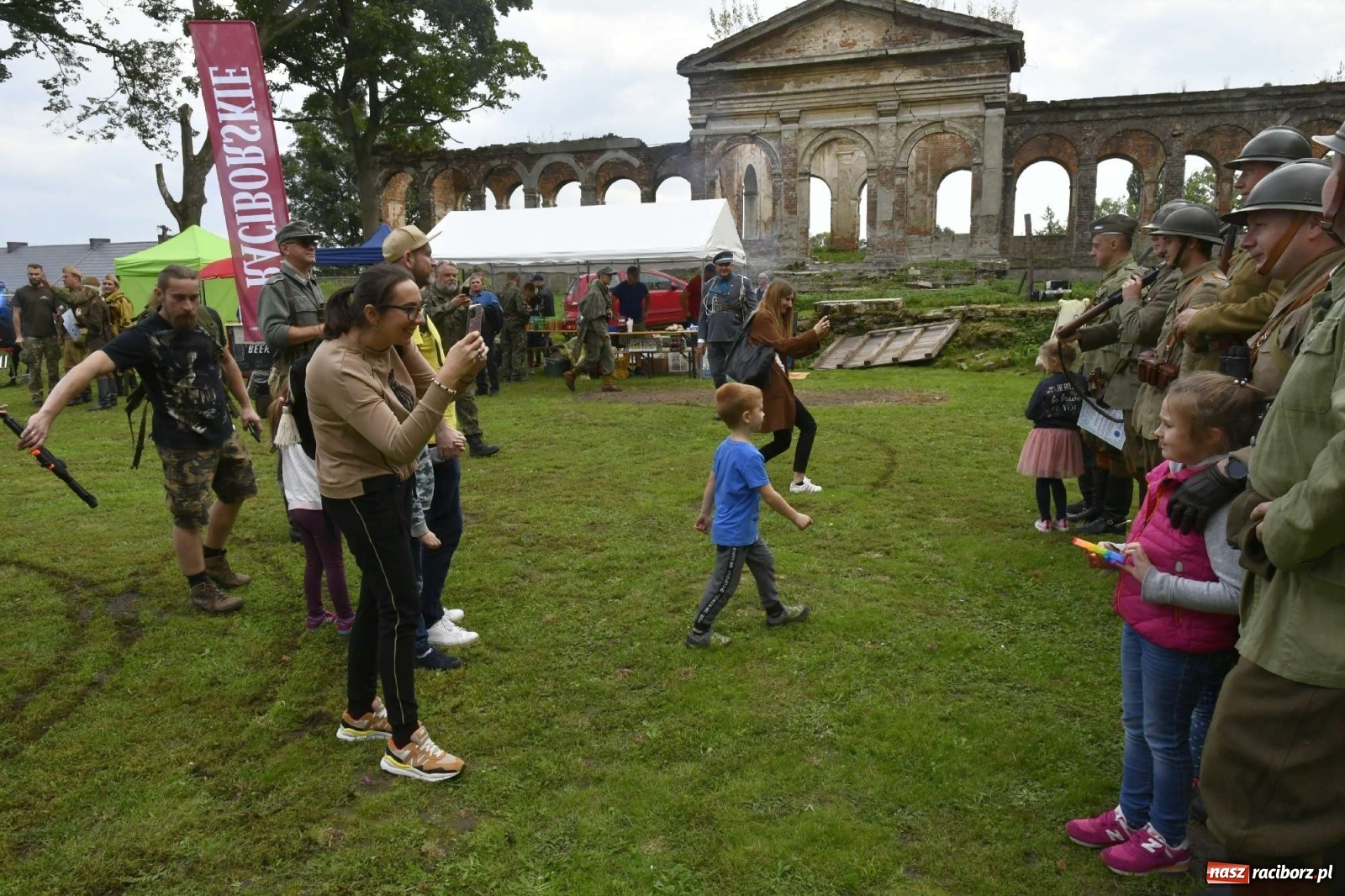 Zdjęcie w galerii na portalu naszraciborz.pl: Piknik militarny w Sławikowie - dwie potyczki na dziedzińcu pałacu von Eickstedtów [FOTO i WIDEO] wiadomości z regionu