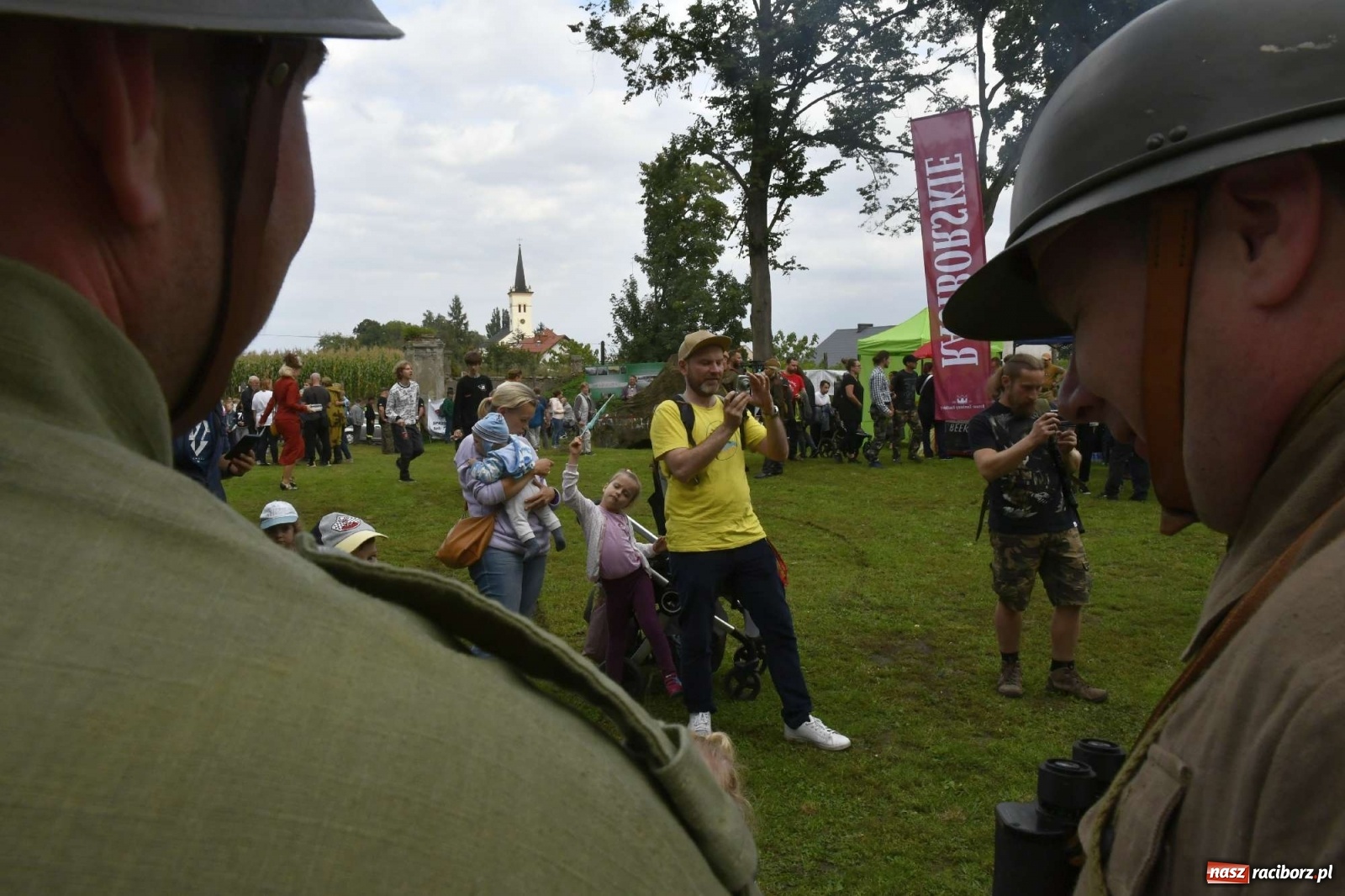 Zdjęcie w galerii na portalu naszraciborz.pl: Piknik militarny w Sławikowie - dwie potyczki na dziedzińcu pałacu von Eickstedtów [FOTO i WIDEO] wiadomości z regionu