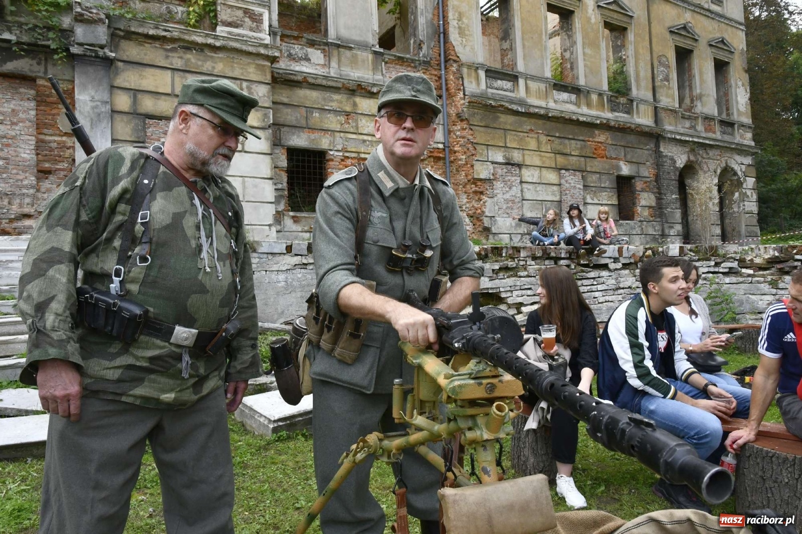 Zdjęcie w galerii na portalu naszraciborz.pl: Piknik militarny w Sławikowie - dwie potyczki na dziedzińcu pałacu von Eickstedtów [FOTO i WIDEO] wiadomości z regionu