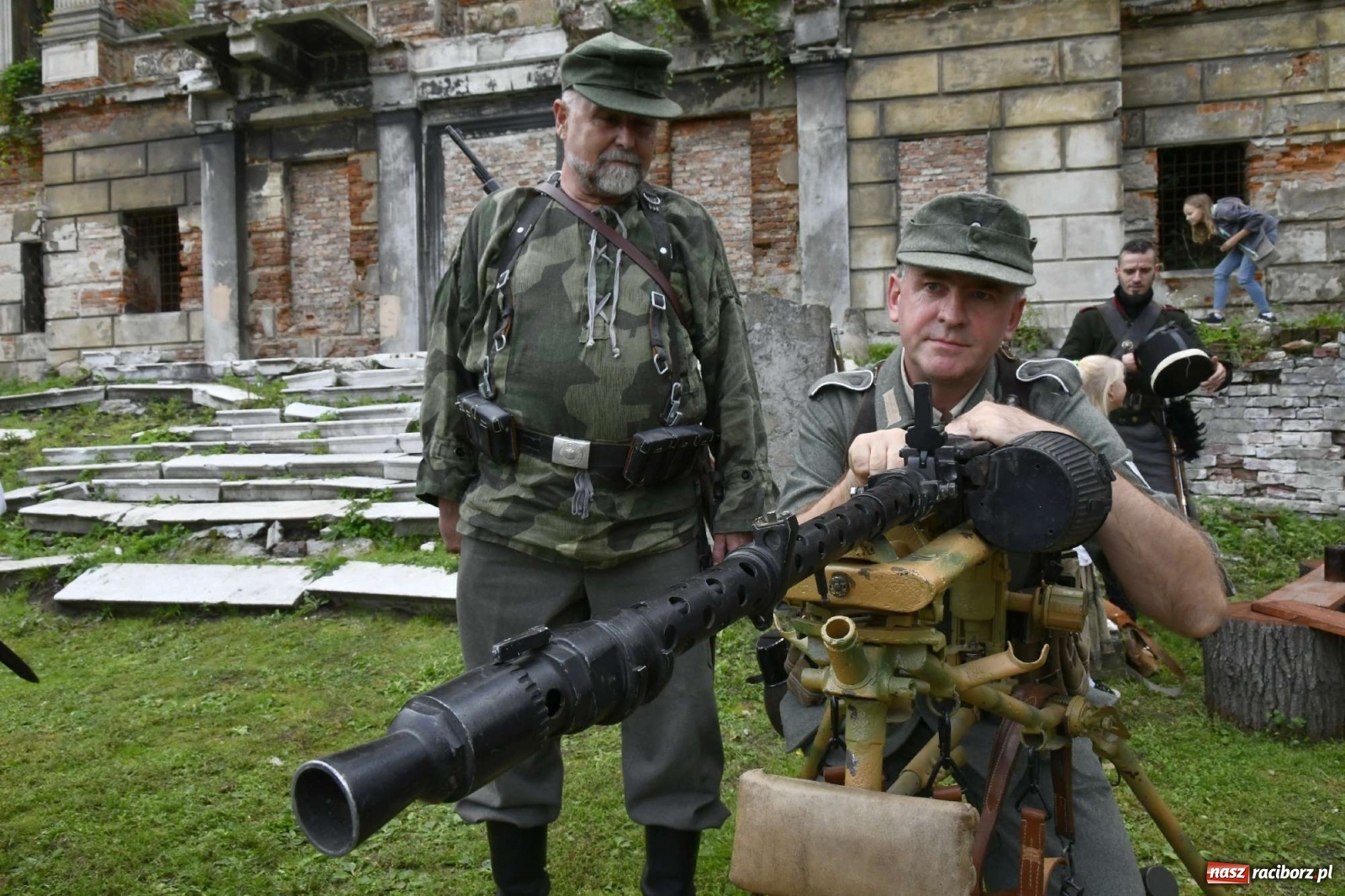 Zdjęcie w galerii na portalu naszraciborz.pl: Piknik militarny w Sławikowie - dwie potyczki na dziedzińcu pałacu von Eickstedtów [FOTO i WIDEO] wiadomości z regionu