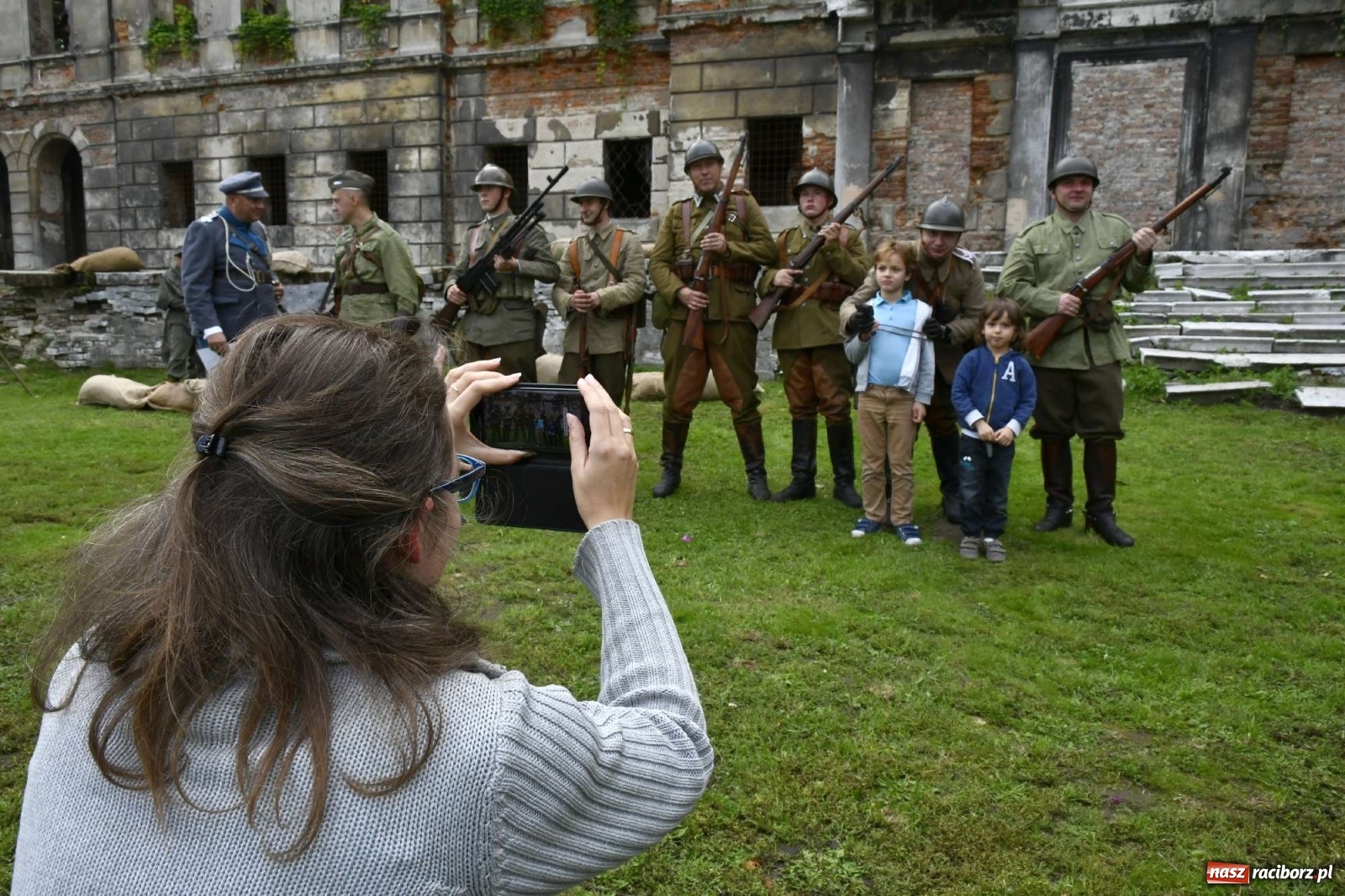 Zdjęcie w galerii na portalu naszraciborz.pl: Piknik militarny w Sławikowie - dwie potyczki na dziedzińcu pałacu von Eickstedtów [FOTO i WIDEO] wiadomości z regionu