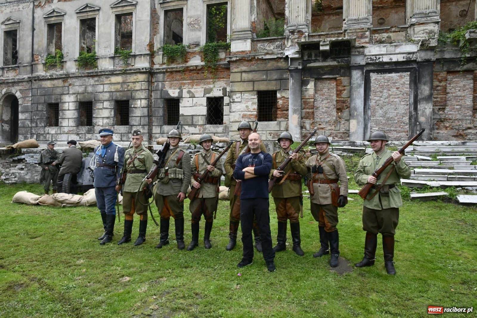 Zdjęcie w galerii na portalu naszraciborz.pl: Piknik militarny w Sławikowie - dwie potyczki na dziedzińcu pałacu von Eickstedtów [FOTO i WIDEO] wiadomości z regionu