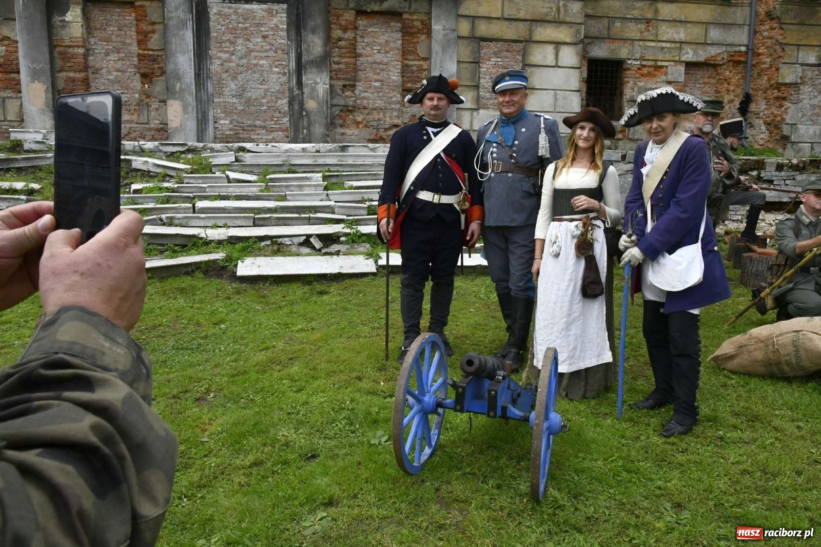 Zdjęcie w galerii na portalu naszraciborz.pl: Piknik militarny w Sławikowie - dwie potyczki na dziedzińcu pałacu von Eickstedtów [FOTO i WIDEO] wiadomości z regionu