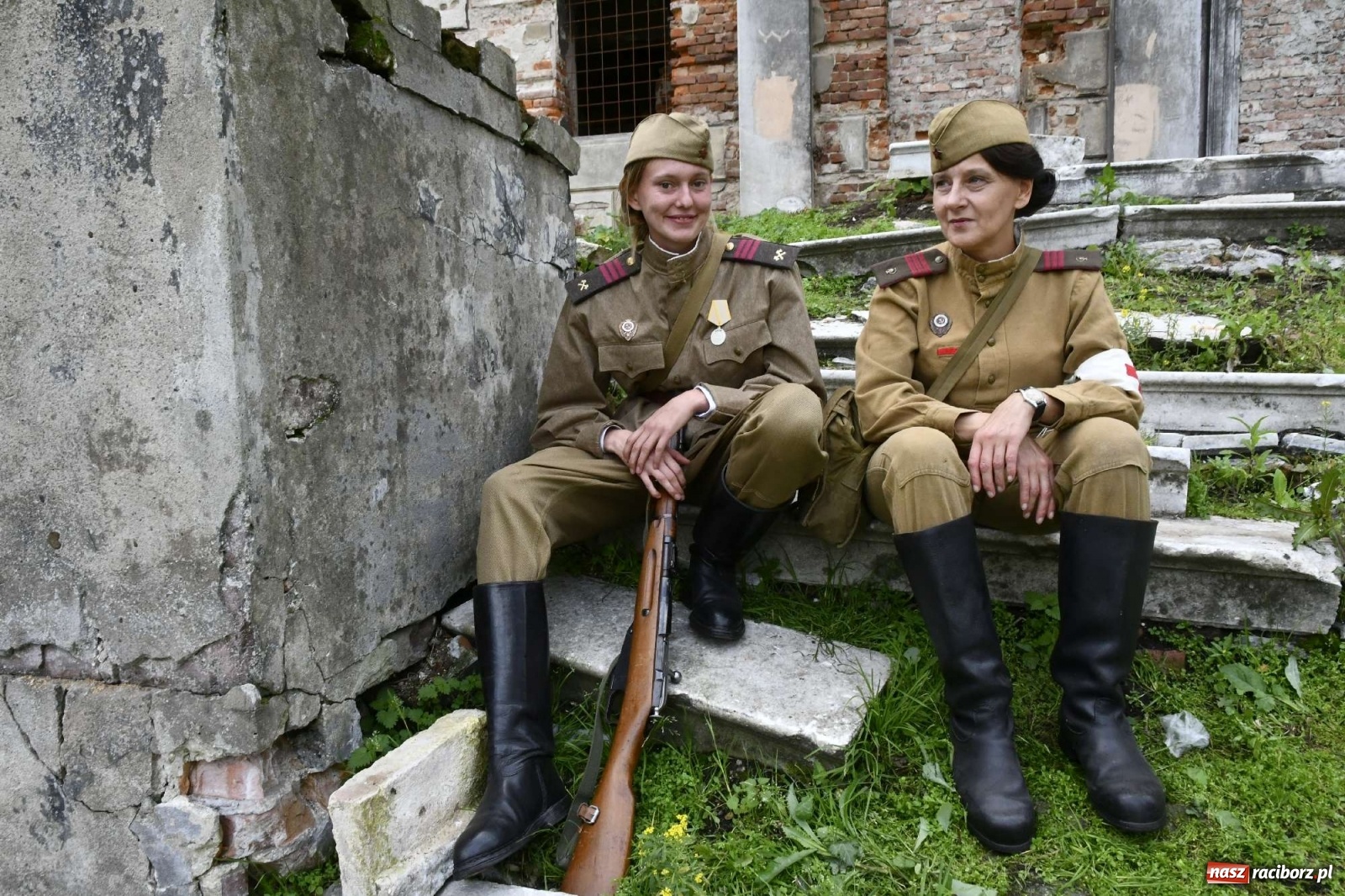 Zdjęcie w galerii na portalu naszraciborz.pl: Piknik militarny w Sławikowie - dwie potyczki na dziedzińcu pałacu von Eickstedtów [FOTO i WIDEO] wiadomości z regionu