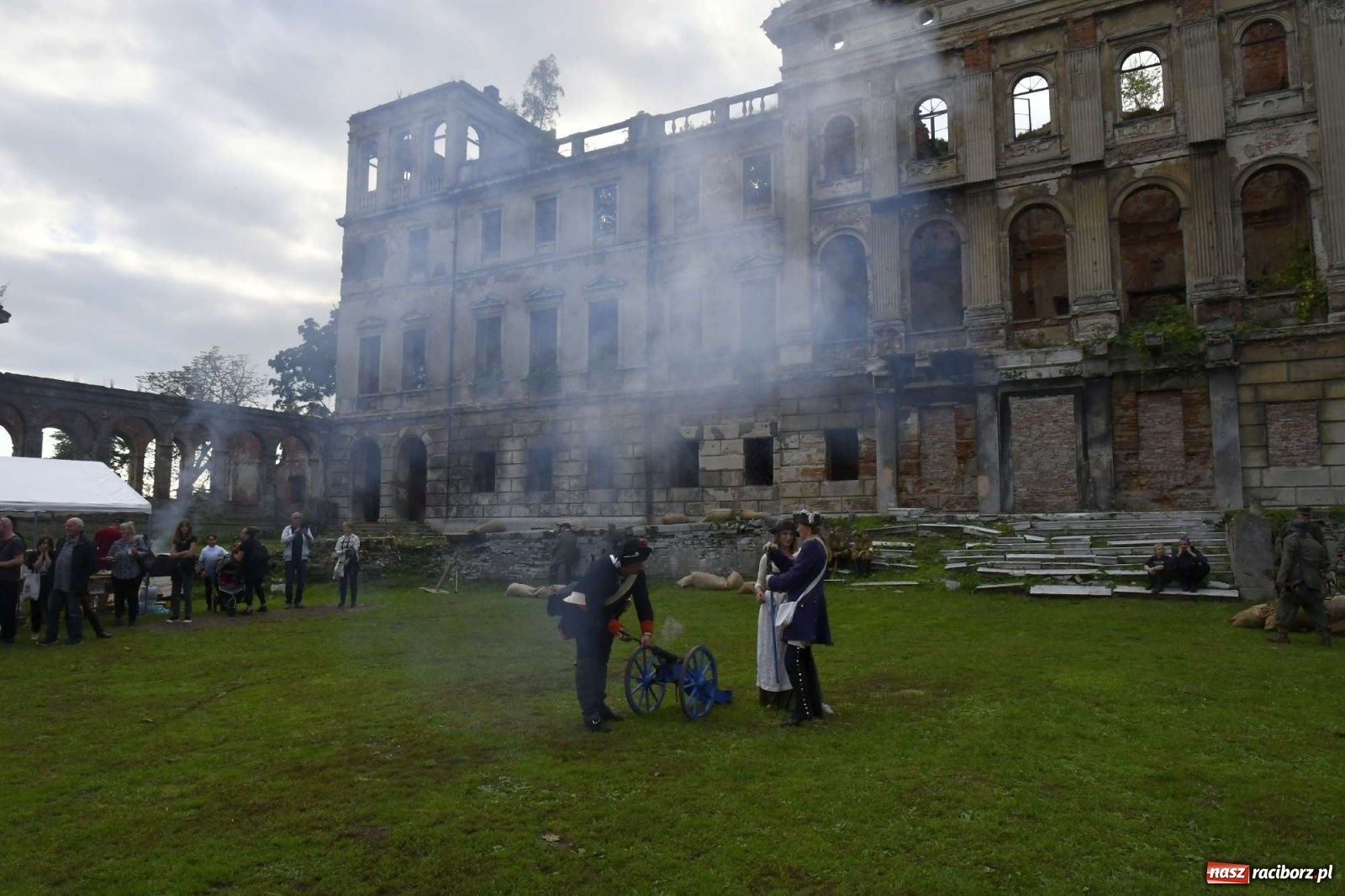 Zdjęcie w galerii na portalu naszraciborz.pl: Piknik militarny w Sławikowie - dwie potyczki na dziedzińcu pałacu von Eickstedtów [FOTO i WIDEO] wiadomości z regionu
