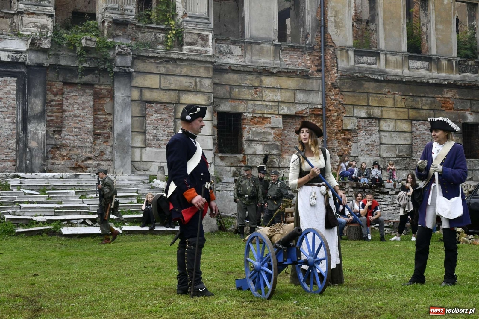 Zdjęcie w galerii na portalu naszraciborz.pl: Piknik militarny w Sławikowie - dwie potyczki na dziedzińcu pałacu von Eickstedtów [FOTO i WIDEO] wiadomości z regionu