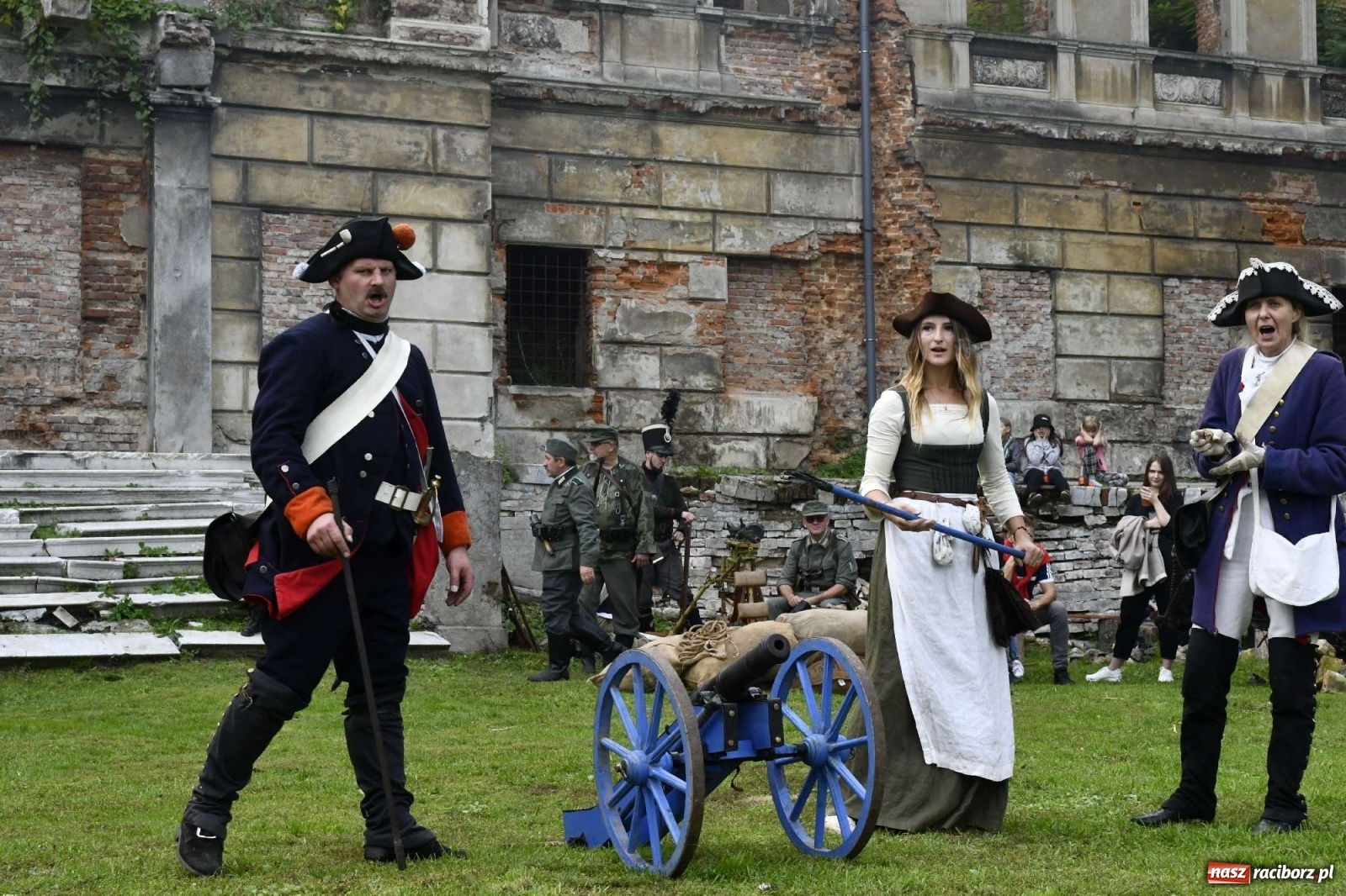 Zdjęcie w galerii na portalu naszraciborz.pl: Piknik militarny w Sławikowie - dwie potyczki na dziedzińcu pałacu von Eickstedtów [FOTO i WIDEO] wiadomości z regionu
