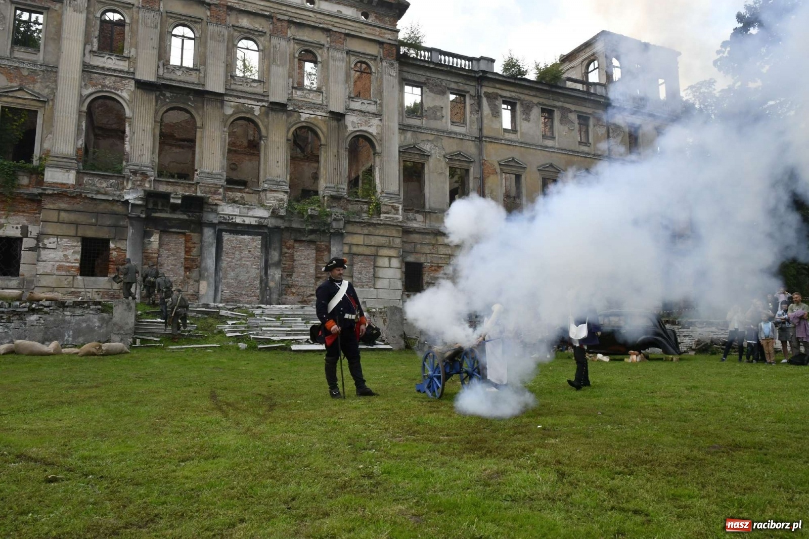 Zdjęcie w galerii na portalu naszraciborz.pl: Piknik militarny w Sławikowie - dwie potyczki na dziedzińcu pałacu von Eickstedtów [FOTO i WIDEO] wiadomości z regionu