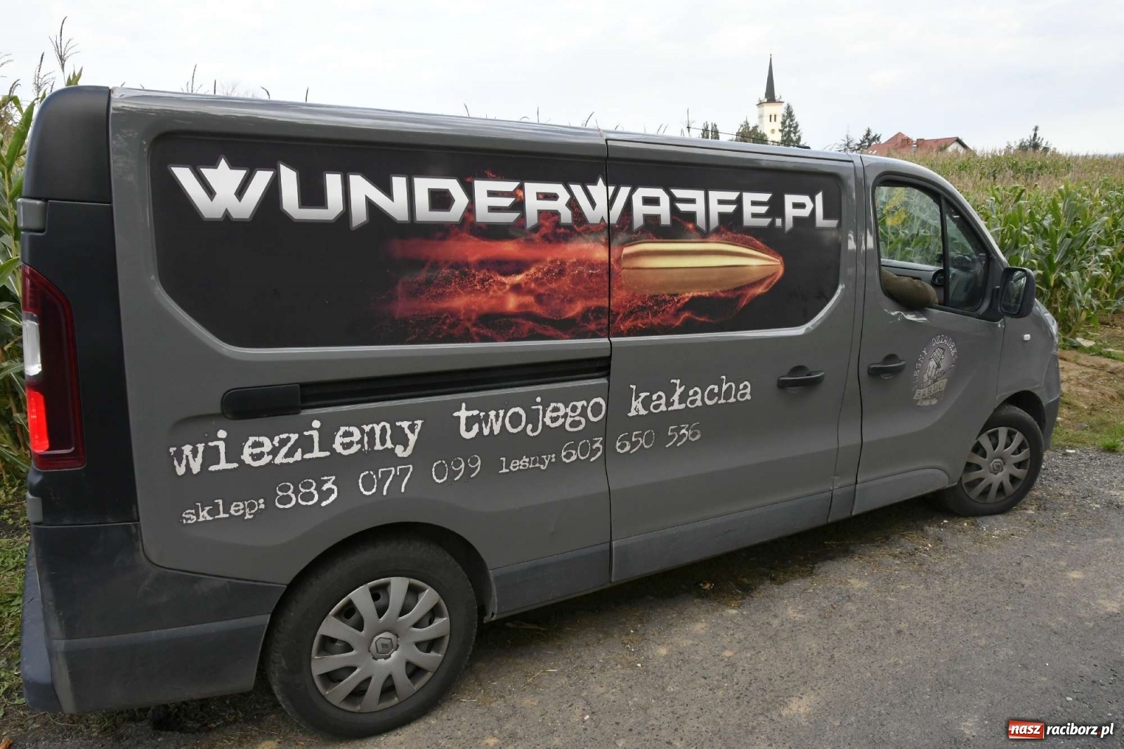 Zdjęcie w galerii na portalu naszraciborz.pl: Piknik militarny w Sławikowie - dwie potyczki na dziedzińcu pałacu von Eickstedtów [FOTO i WIDEO] wiadomości z regionu