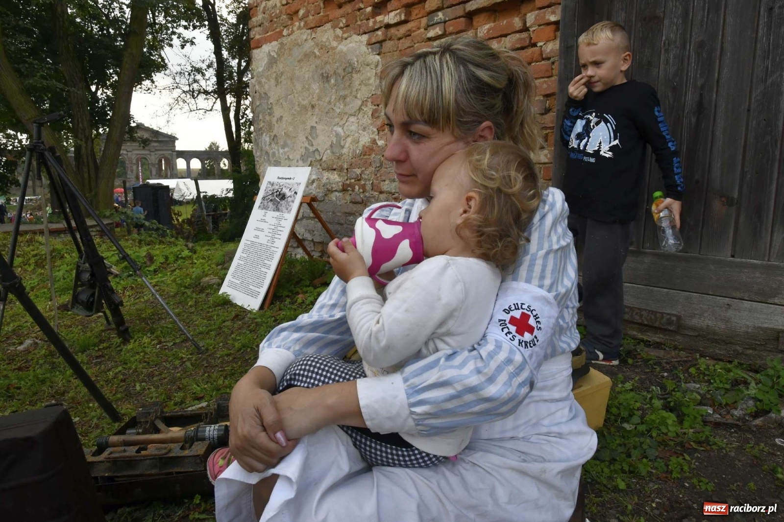 Zdjęcie w galerii na portalu naszraciborz.pl: Piknik militarny w Sławikowie - dwie potyczki na dziedzińcu pałacu von Eickstedtów [FOTO i WIDEO] wiadomości z regionu
