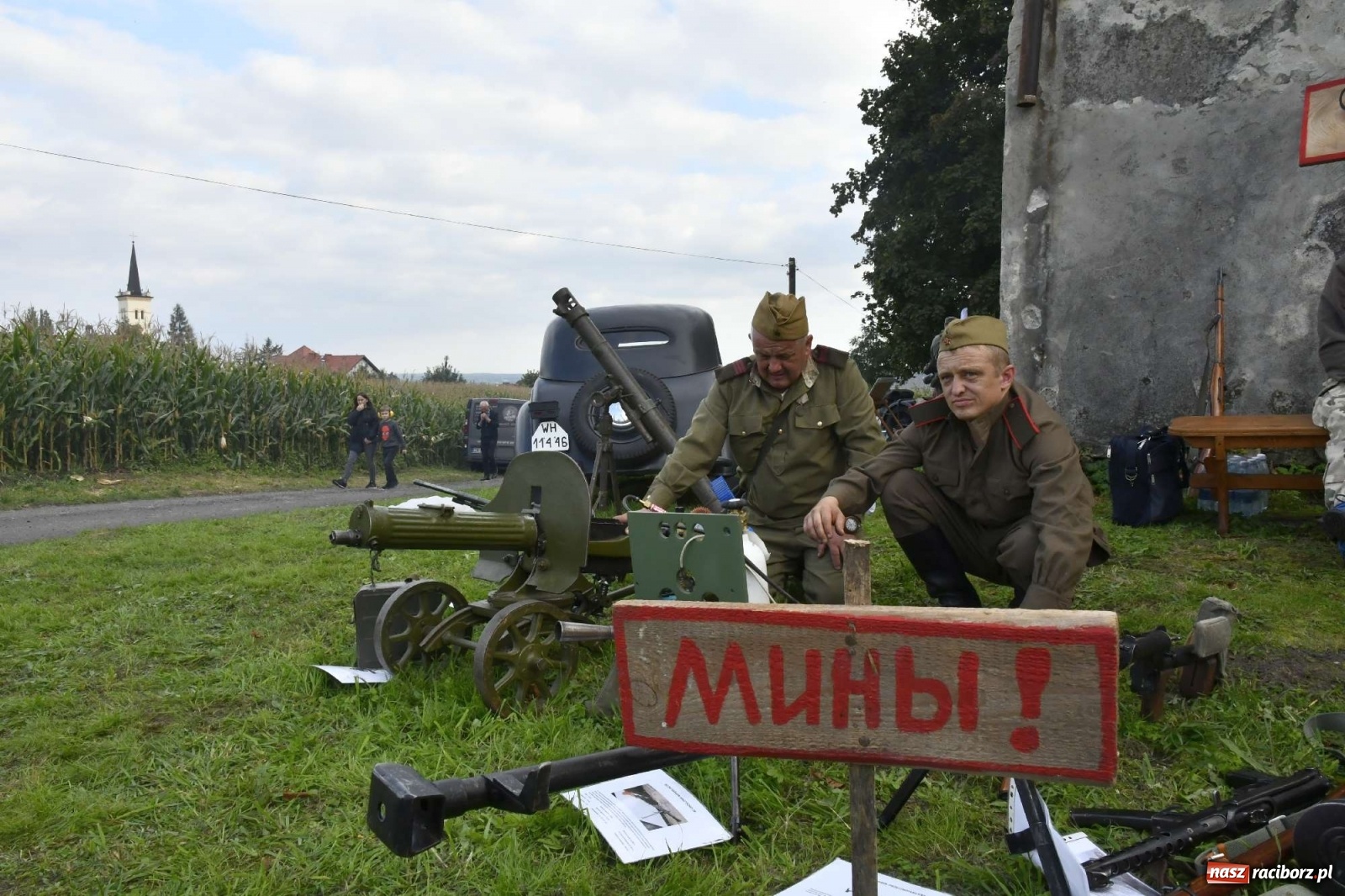 Zdjęcie w galerii na portalu naszraciborz.pl: Piknik militarny w Sławikowie - dwie potyczki na dziedzińcu pałacu von Eickstedtów [FOTO i WIDEO] wiadomości z regionu