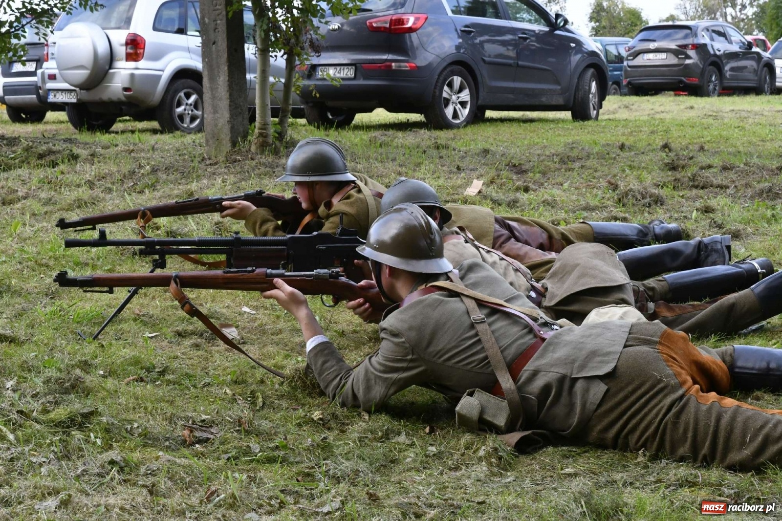 Zdjęcie w galerii na portalu naszraciborz.pl: Piknik militarny w Sławikowie - dwie potyczki na dziedzińcu pałacu von Eickstedtów [FOTO i WIDEO] wiadomości z regionu
