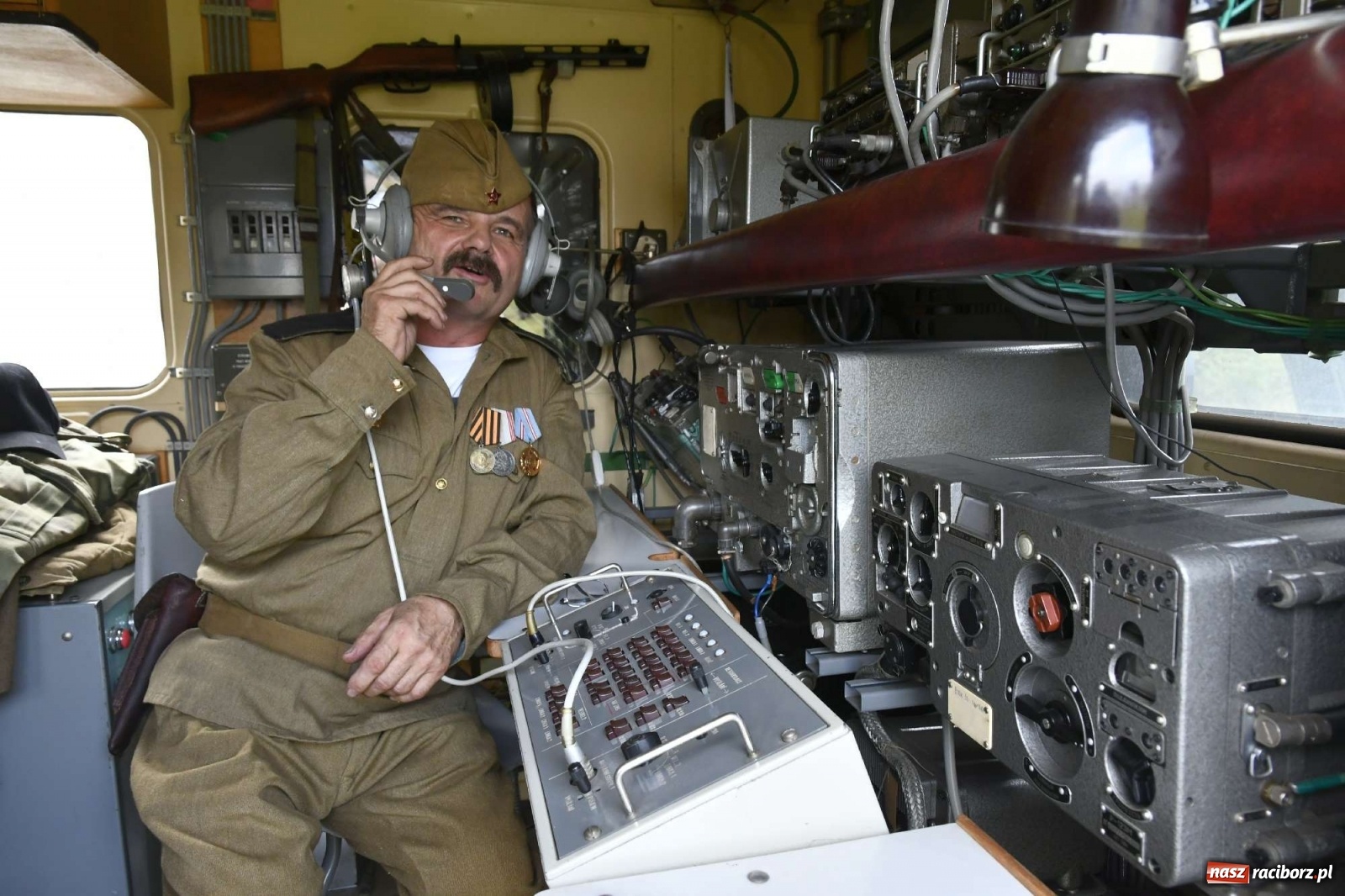 Zdjęcie w galerii na portalu naszraciborz.pl: Piknik militarny w Sławikowie - dwie potyczki na dziedzińcu pałacu von Eickstedtów [FOTO i WIDEO] wiadomości z regionu