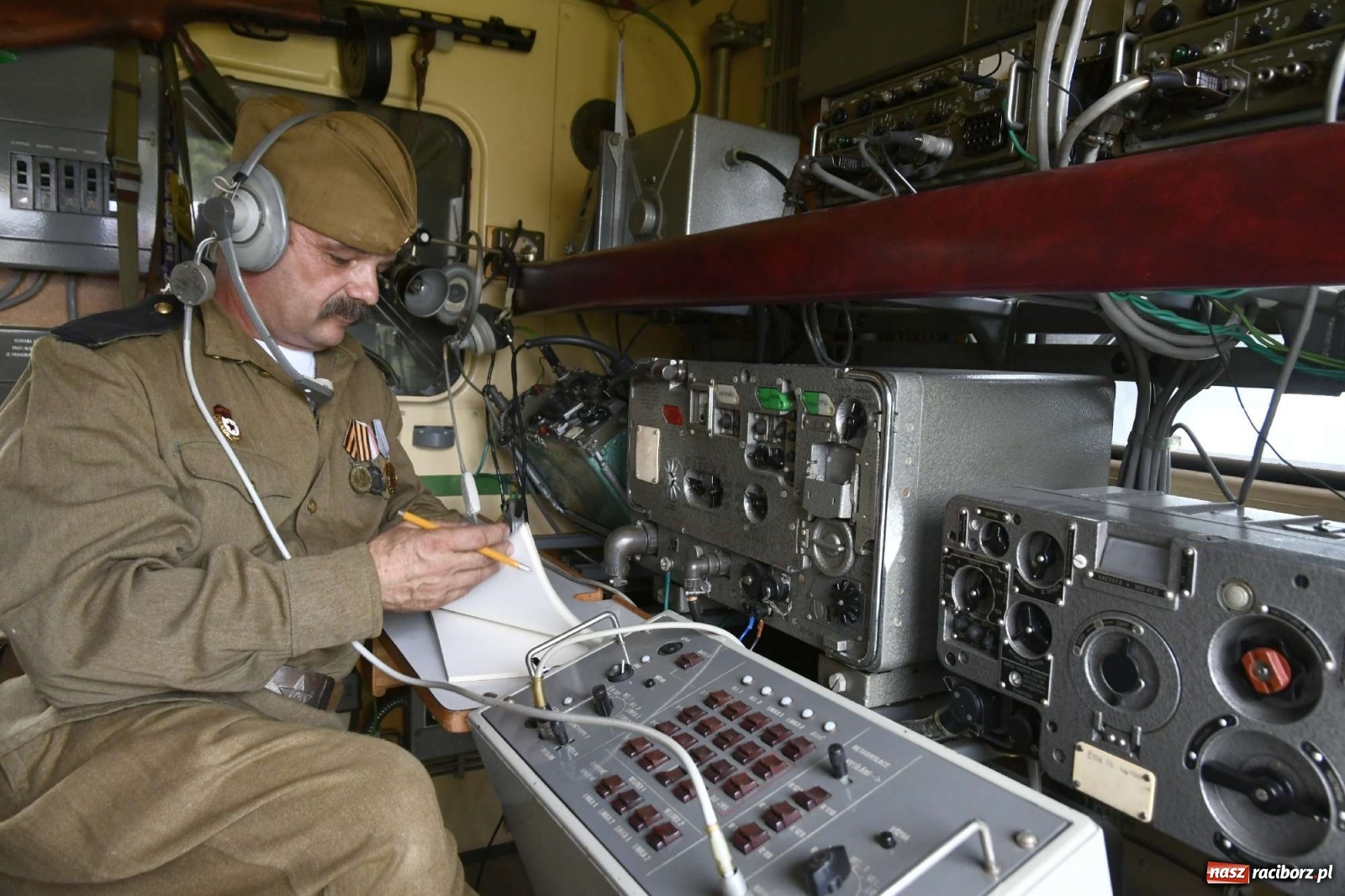 Zdjęcie w galerii na portalu naszraciborz.pl: Piknik militarny w Sławikowie - dwie potyczki na dziedzińcu pałacu von Eickstedtów [FOTO i WIDEO] wiadomości z regionu
