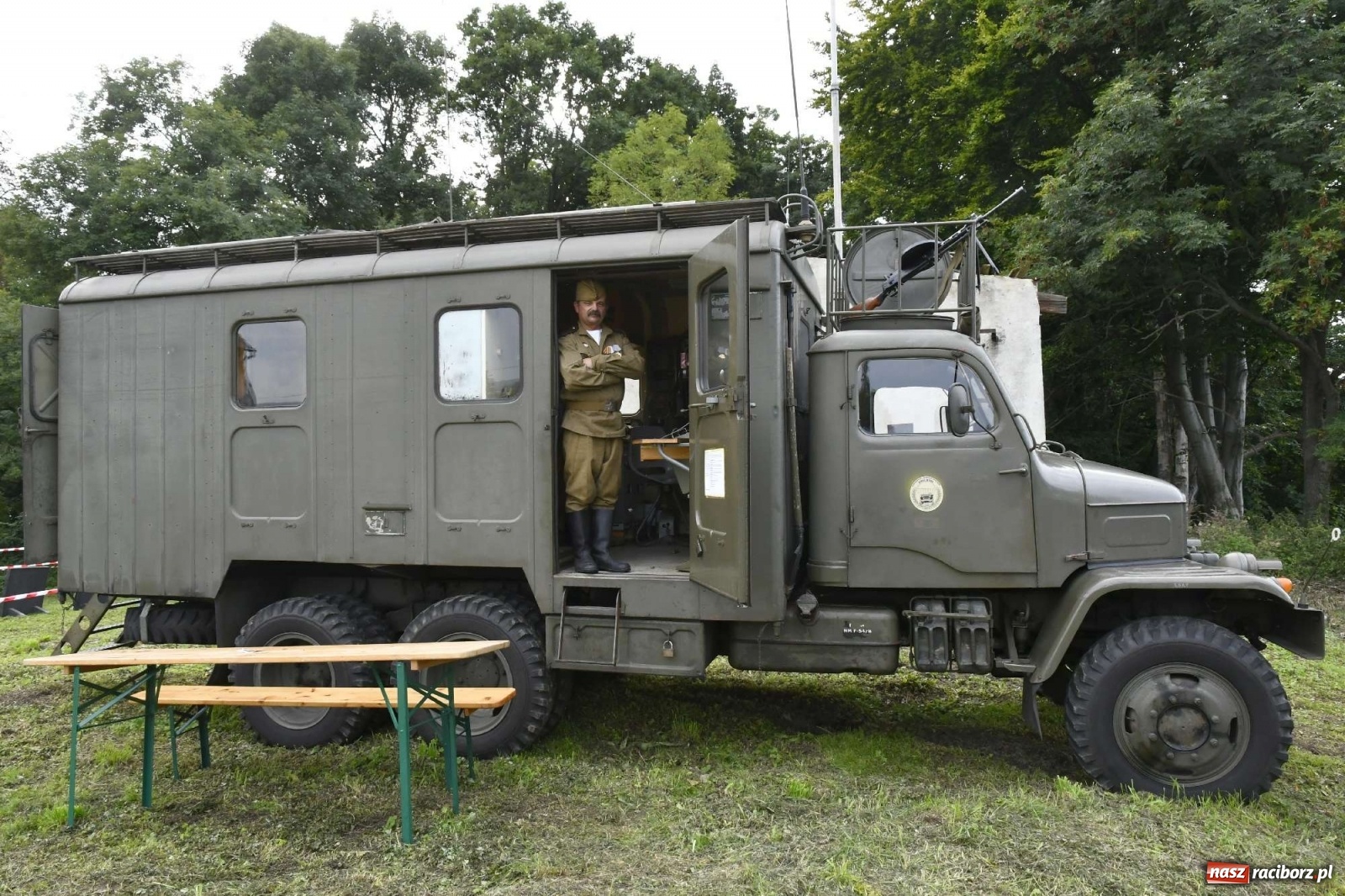 Zdjęcie w galerii na portalu naszraciborz.pl: Piknik militarny w Sławikowie - dwie potyczki na dziedzińcu pałacu von Eickstedtów [FOTO i WIDEO] wiadomości z regionu
