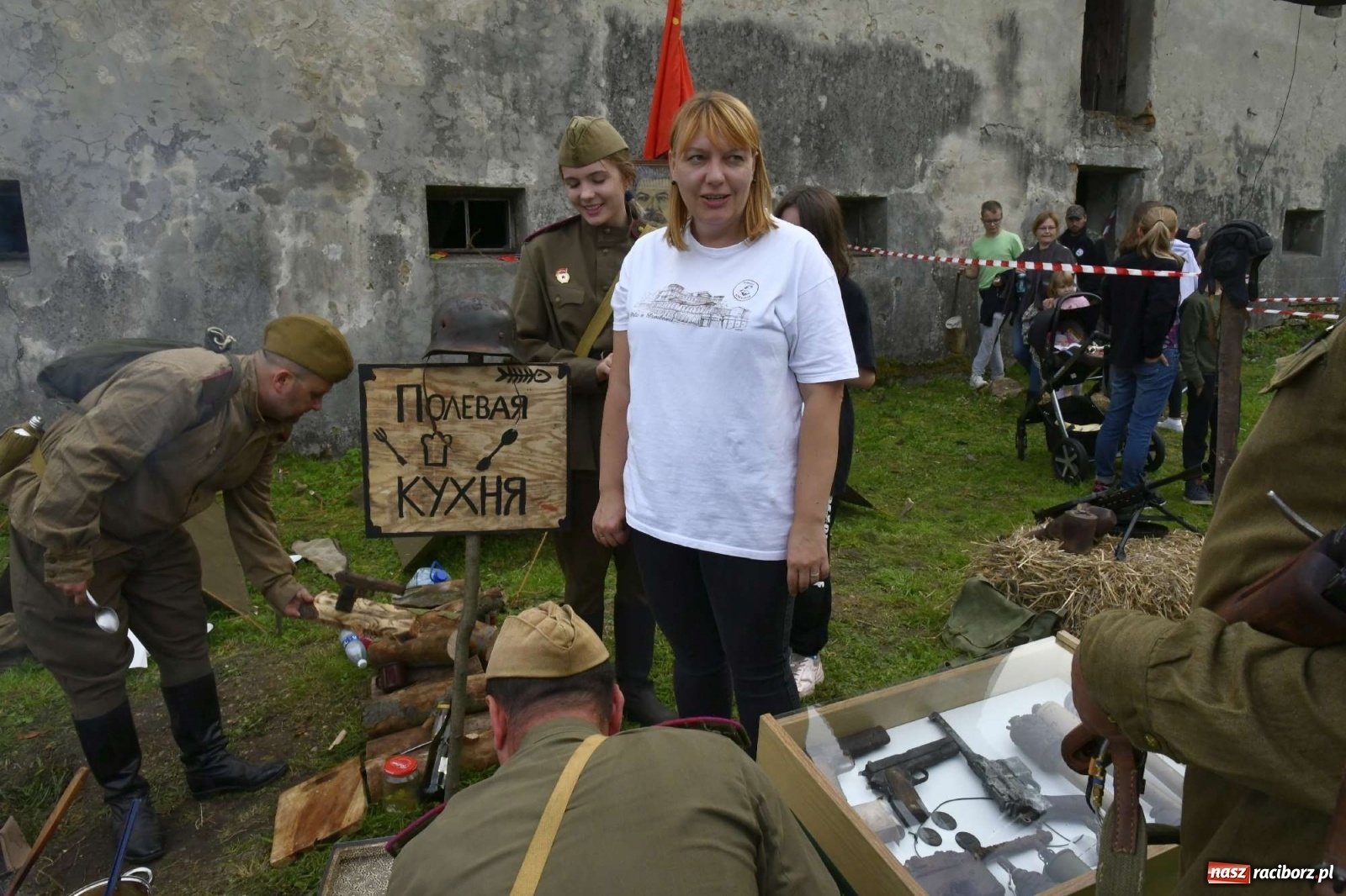 Zdjęcie w galerii na portalu naszraciborz.pl: Piknik militarny w Sławikowie - dwie potyczki na dziedzińcu pałacu von Eickstedtów [FOTO i WIDEO] wiadomości z regionu
