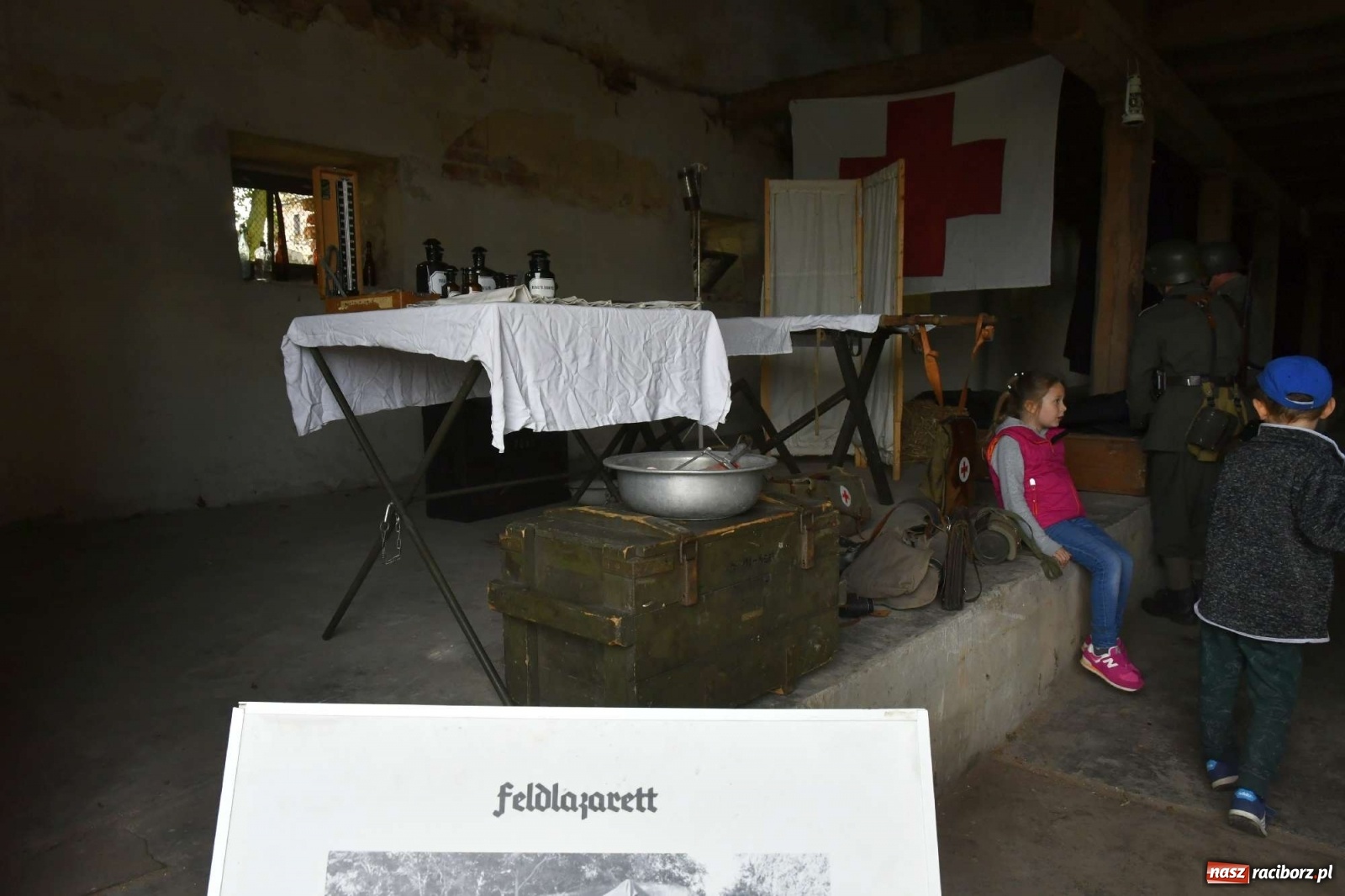 Zdjęcie w galerii na portalu naszraciborz.pl: Piknik militarny w Sławikowie - dwie potyczki na dziedzińcu pałacu von Eickstedtów [FOTO i WIDEO] wiadomości z regionu