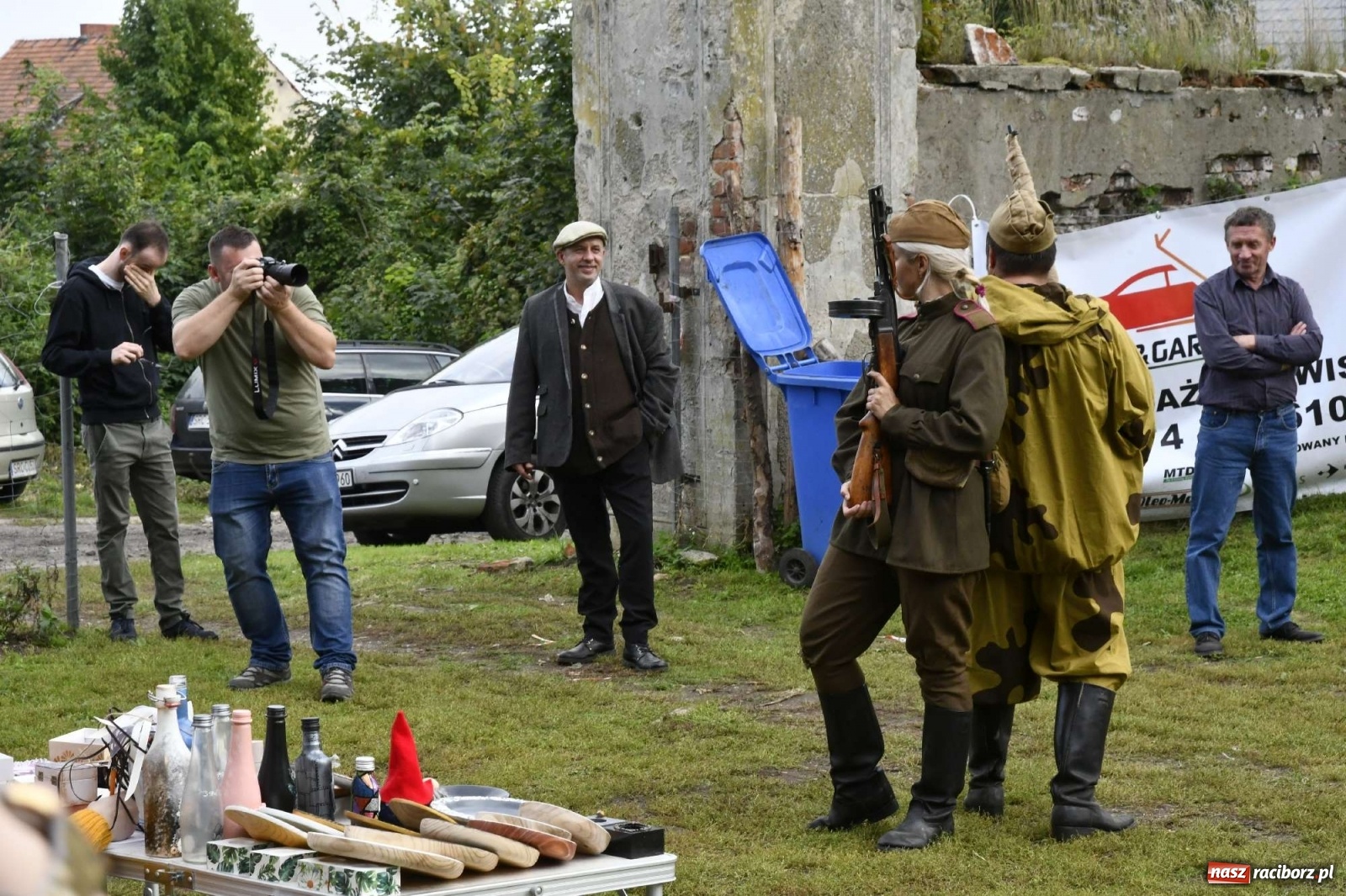 Zdjęcie w galerii na portalu naszraciborz.pl: Piknik militarny w Sławikowie - dwie potyczki na dziedzińcu pałacu von Eickstedtów [FOTO i WIDEO] wiadomości z regionu