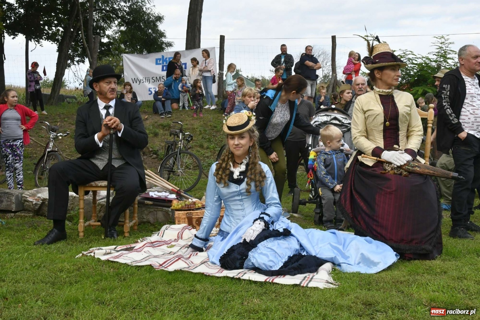 Zdjęcie w galerii na portalu naszraciborz.pl: Piknik militarny w Sławikowie - dwie potyczki na dziedzińcu pałacu von Eickstedtów [FOTO i WIDEO] wiadomości z regionu