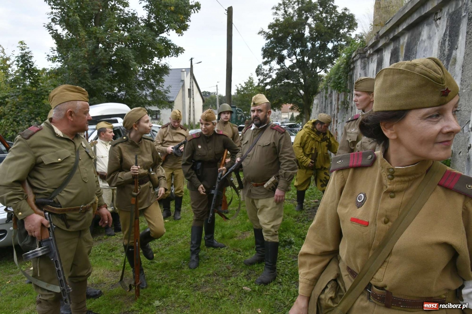 Zdjęcie w galerii na portalu naszraciborz.pl: Piknik militarny w Sławikowie - dwie potyczki na dziedzińcu pałacu von Eickstedtów [FOTO i WIDEO] wiadomości z regionu