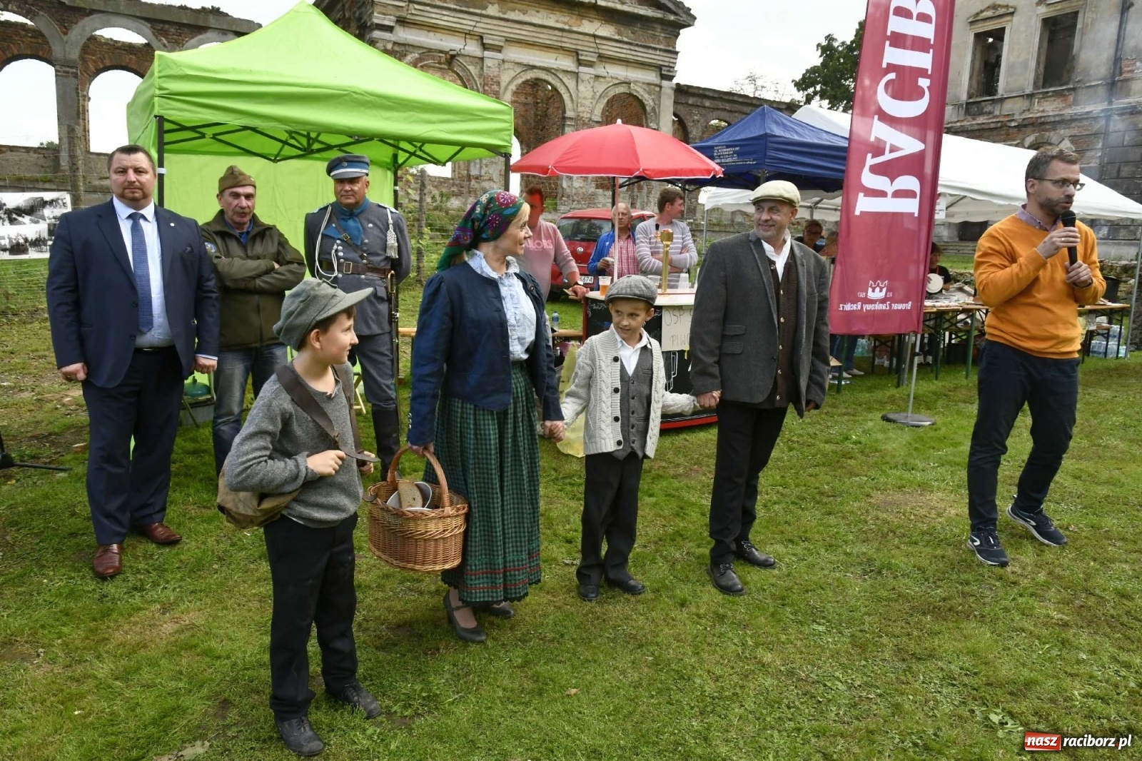 Zdjęcie w galerii na portalu naszraciborz.pl: Piknik militarny w Sławikowie - dwie potyczki na dziedzińcu pałacu von Eickstedtów [FOTO i WIDEO] wiadomości z regionu
