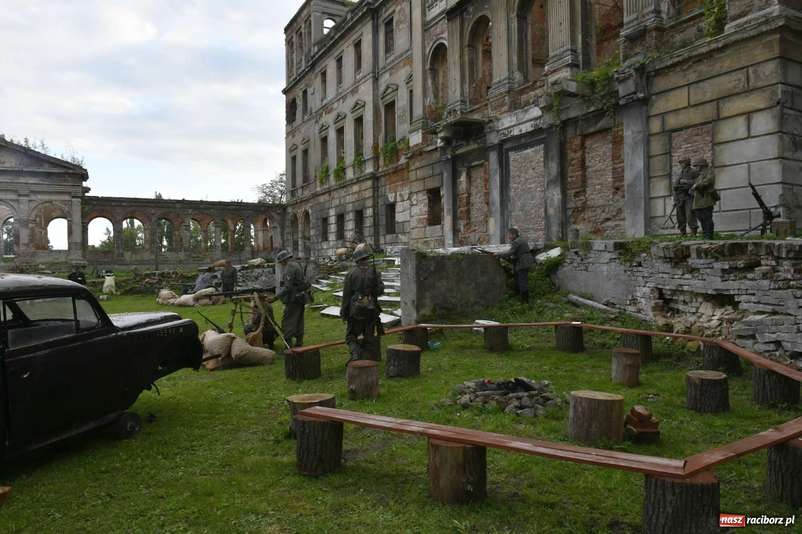 Zdjęcie w galerii na portalu naszraciborz.pl: Piknik militarny w Sławikowie - dwie potyczki na dziedzińcu pałacu von Eickstedtów [FOTO i WIDEO] wiadomości z regionu