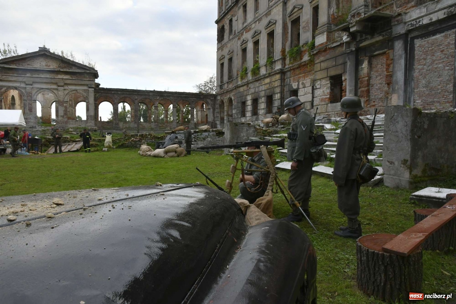 Zdjęcie w galerii na portalu naszraciborz.pl: Piknik militarny w Sławikowie - dwie potyczki na dziedzińcu pałacu von Eickstedtów [FOTO i WIDEO] wiadomości z regionu