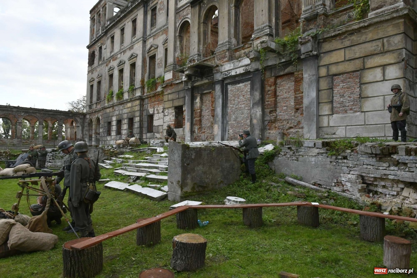 Zdjęcie w galerii na portalu naszraciborz.pl: Piknik militarny w Sławikowie - dwie potyczki na dziedzińcu pałacu von Eickstedtów [FOTO i WIDEO] wiadomości z regionu