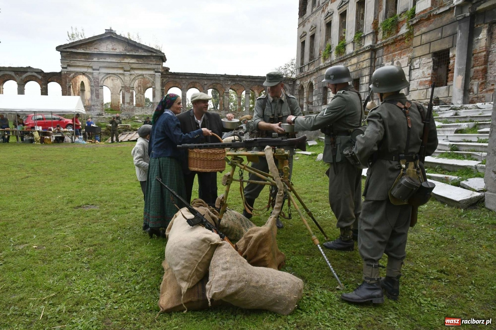 Zdjęcie w galerii na portalu naszraciborz.pl: Piknik militarny w Sławikowie - dwie potyczki na dziedzińcu pałacu von Eickstedtów [FOTO i WIDEO] wiadomości z regionu