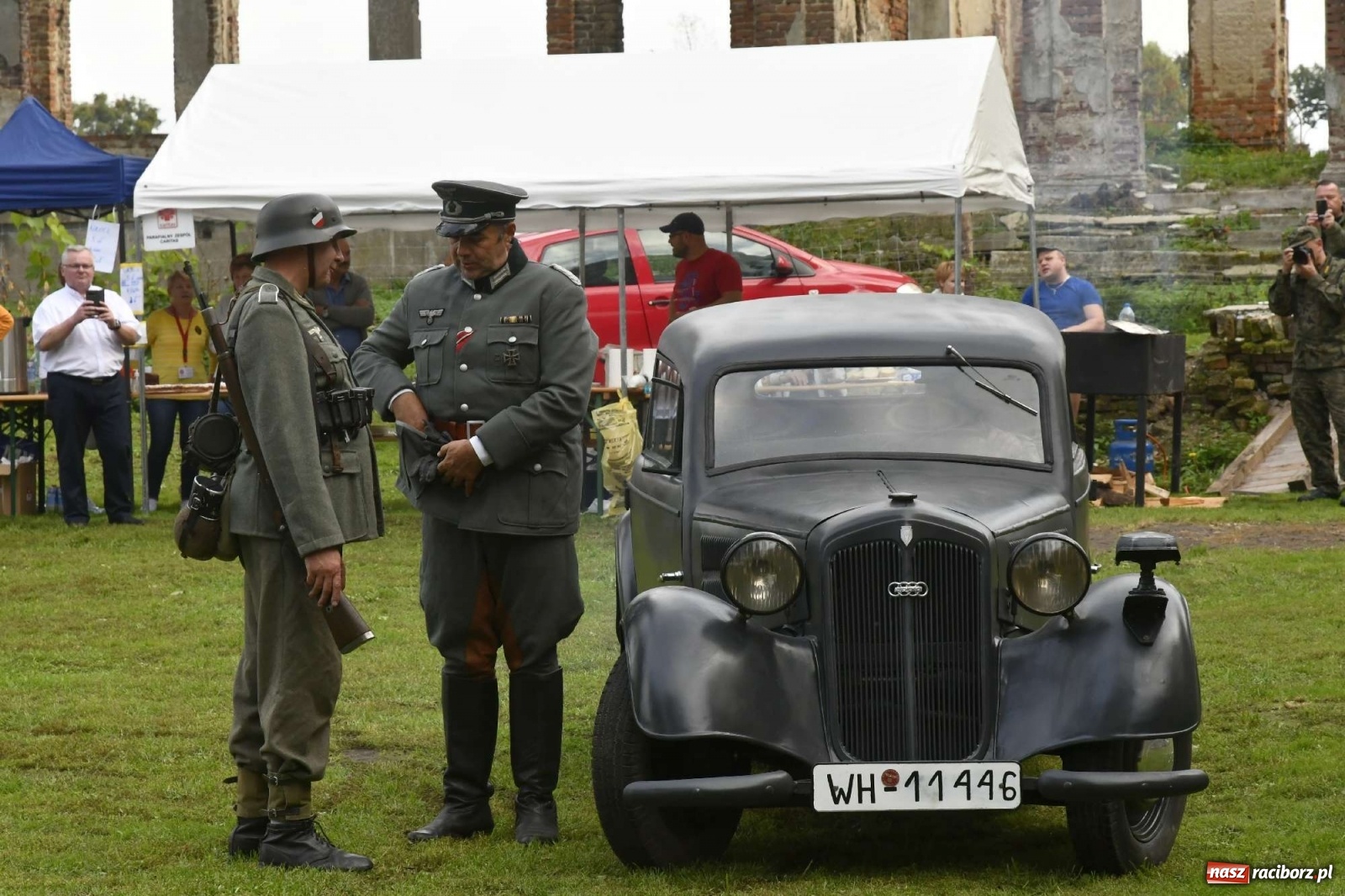 Zdjęcie w galerii na portalu naszraciborz.pl: Piknik militarny w Sławikowie - dwie potyczki na dziedzińcu pałacu von Eickstedtów [FOTO i WIDEO] wiadomości z regionu