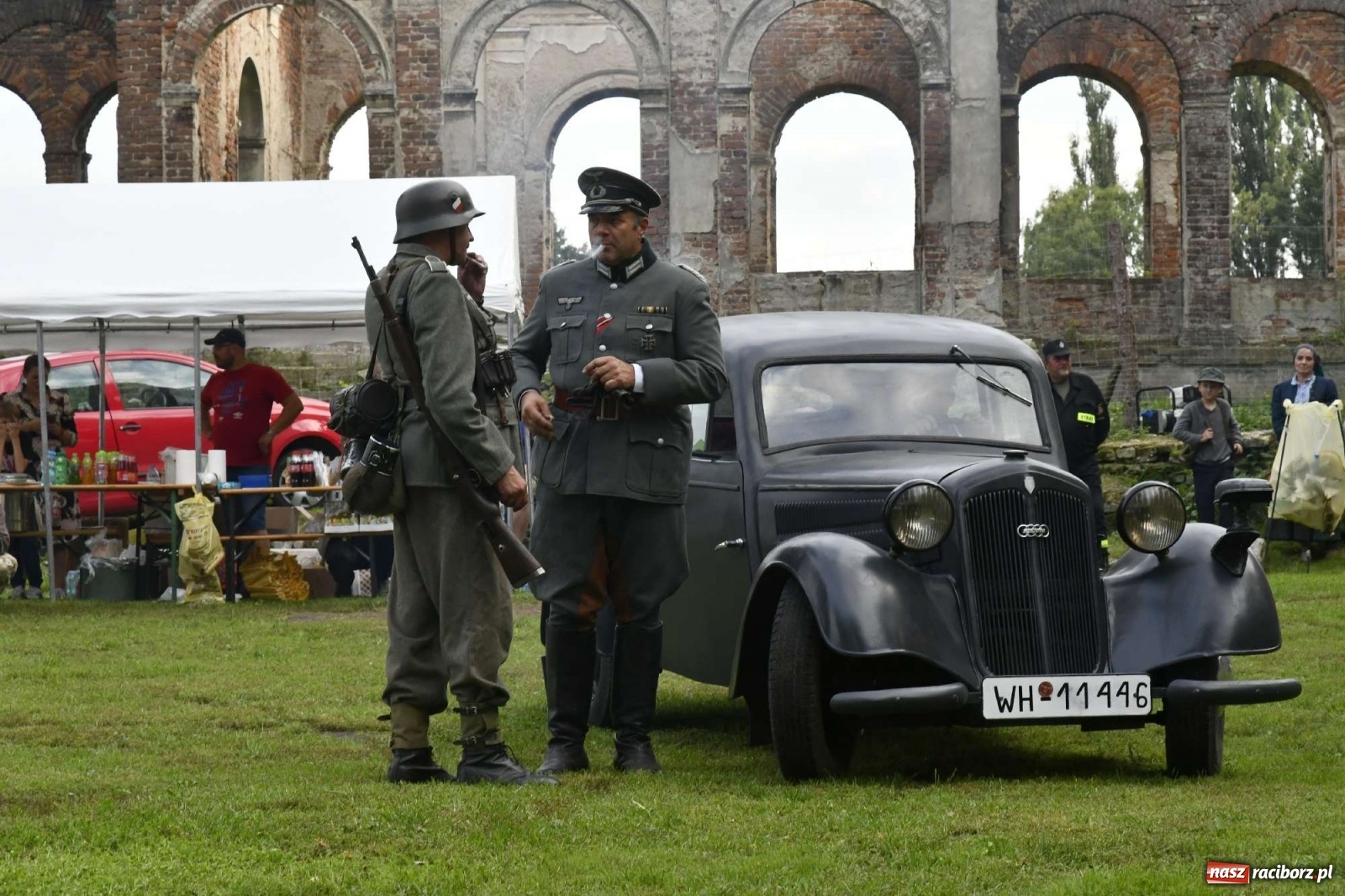Zdjęcie w galerii na portalu naszraciborz.pl: Piknik militarny w Sławikowie - dwie potyczki na dziedzińcu pałacu von Eickstedtów [FOTO i WIDEO] wiadomości z regionu