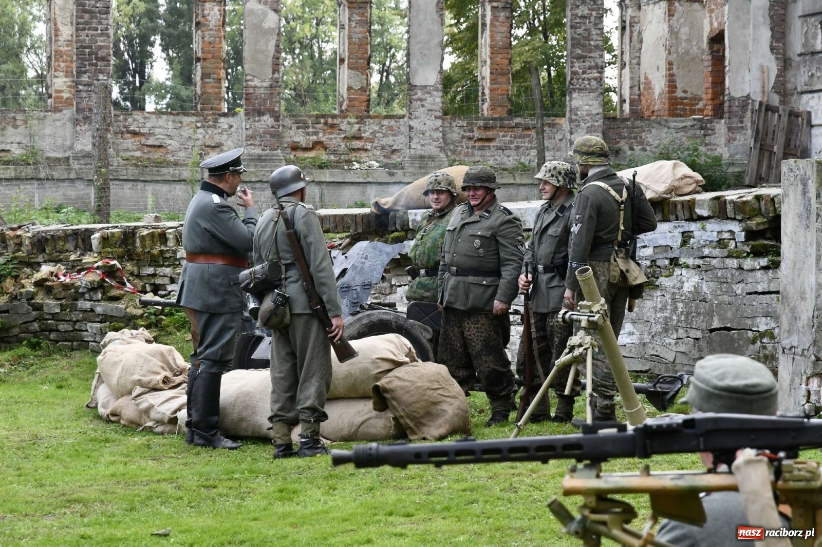 Zdjęcie w galerii na portalu naszraciborz.pl: Piknik militarny w Sławikowie - dwie potyczki na dziedzińcu pałacu von Eickstedtów [FOTO i WIDEO] wiadomości z regionu