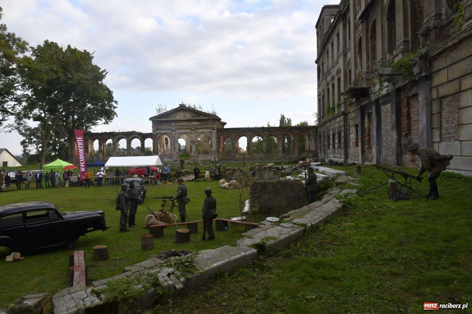 Zdjęcie w galerii na portalu naszraciborz.pl: Piknik militarny w Sławikowie - dwie potyczki na dziedzińcu pałacu von Eickstedtów [FOTO i WIDEO] wiadomości z regionu