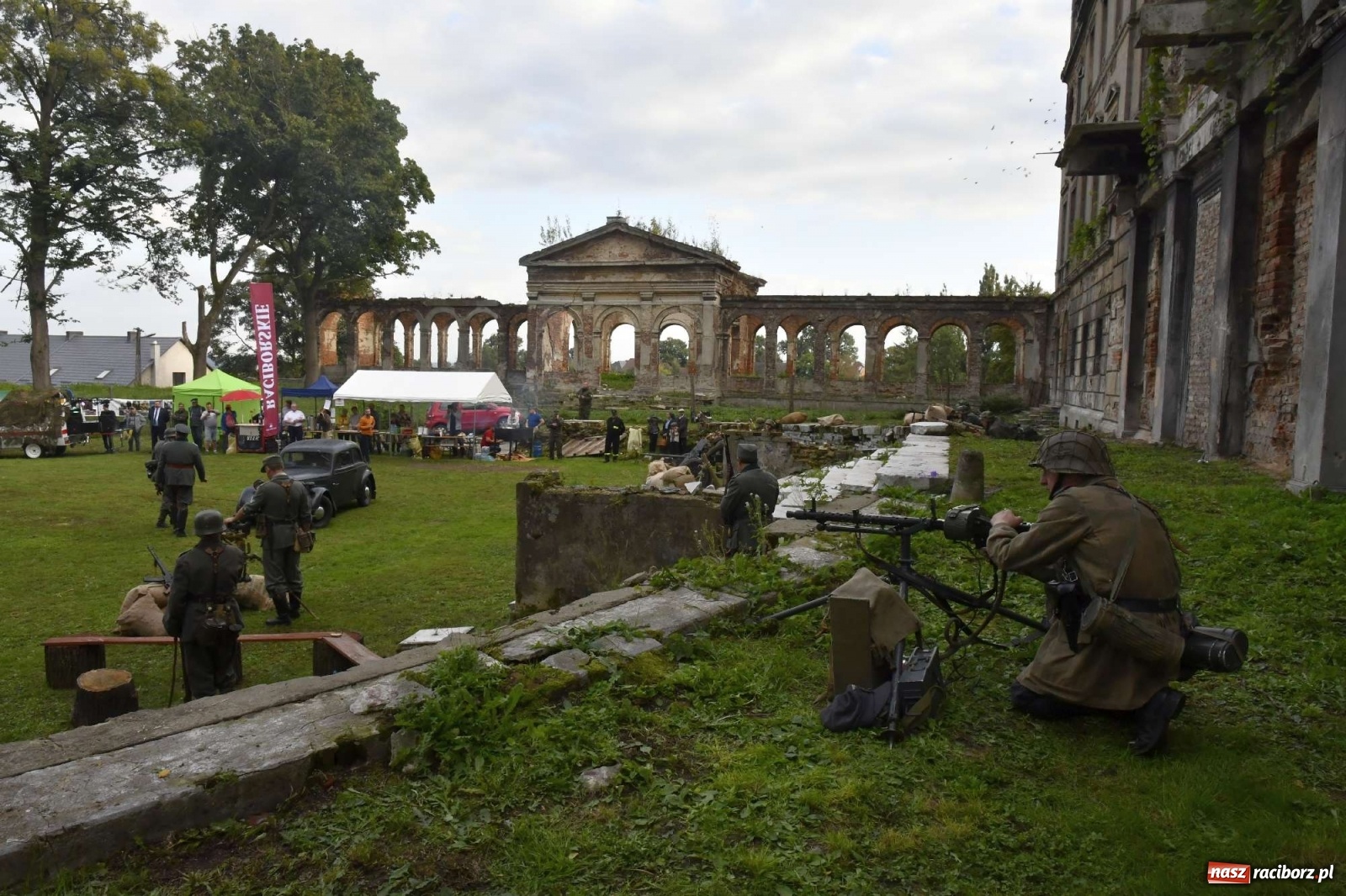 Zdjęcie w galerii na portalu naszraciborz.pl: Piknik militarny w Sławikowie - dwie potyczki na dziedzińcu pałacu von Eickstedtów [FOTO i WIDEO] wiadomości z regionu