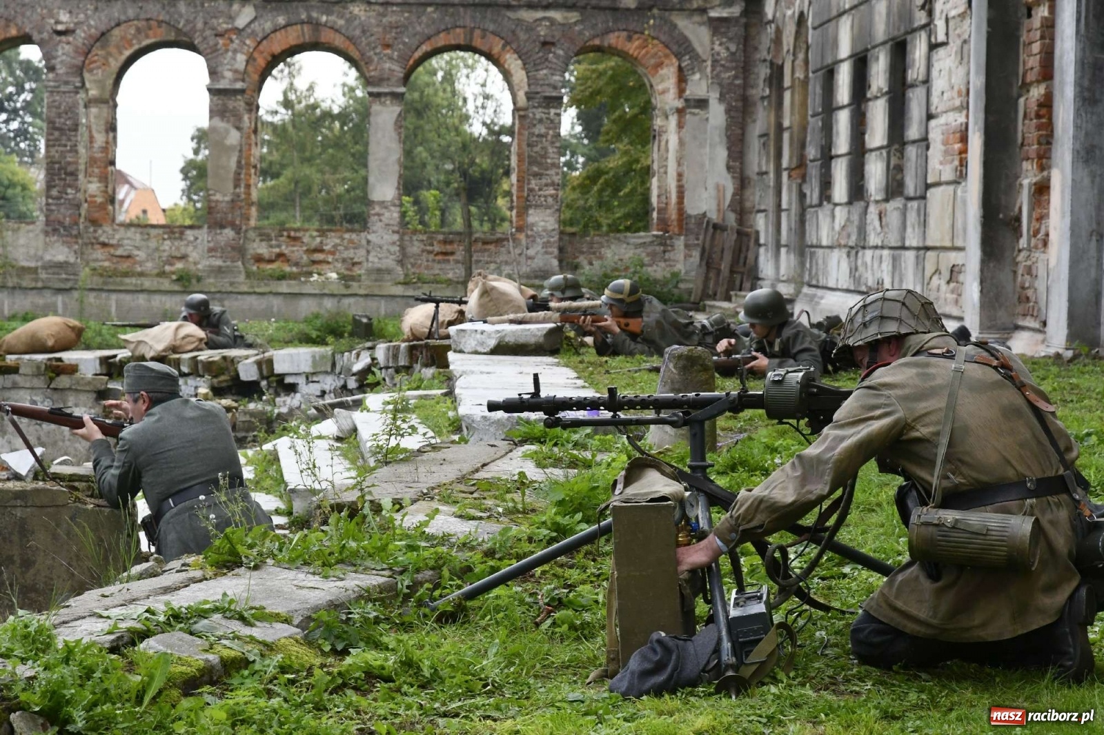 Zdjęcie w galerii na portalu naszraciborz.pl: Piknik militarny w Sławikowie - dwie potyczki na dziedzińcu pałacu von Eickstedtów [FOTO i WIDEO] wiadomości z regionu