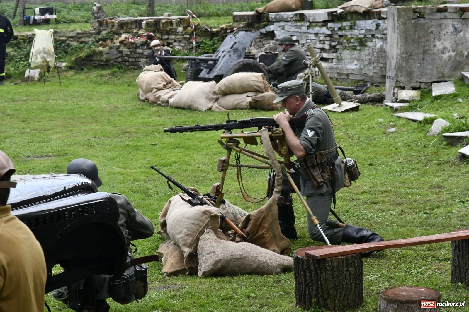 Zdjęcie w galerii na portalu naszraciborz.pl: Piknik militarny w Sławikowie - dwie potyczki na dziedzińcu pałacu von Eickstedtów [FOTO i WIDEO] wiadomości z regionu