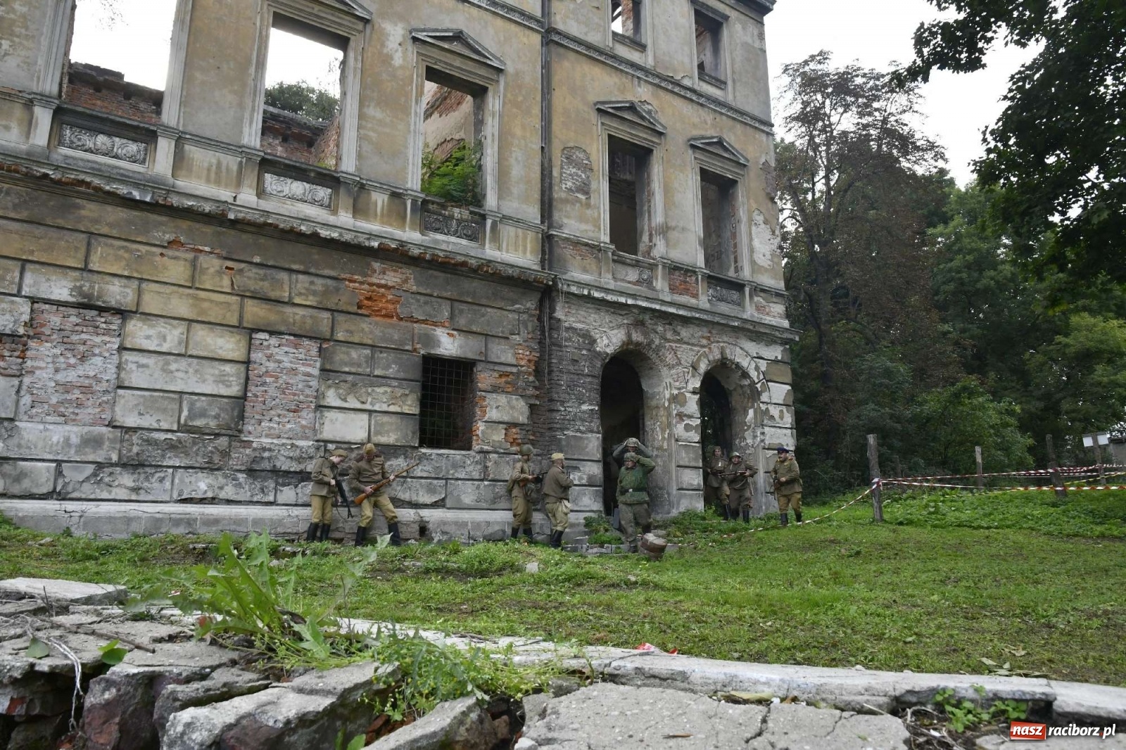 Zdjęcie w galerii na portalu naszraciborz.pl: Piknik militarny w Sławikowie - dwie potyczki na dziedzińcu pałacu von Eickstedtów [FOTO i WIDEO] wiadomości z regionu