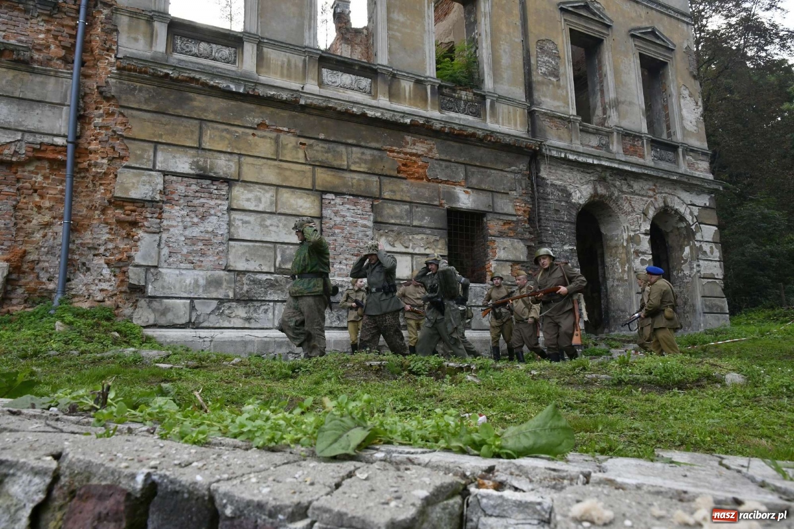 Zdjęcie w galerii na portalu naszraciborz.pl: Piknik militarny w Sławikowie - dwie potyczki na dziedzińcu pałacu von Eickstedtów [FOTO i WIDEO] wiadomości z regionu