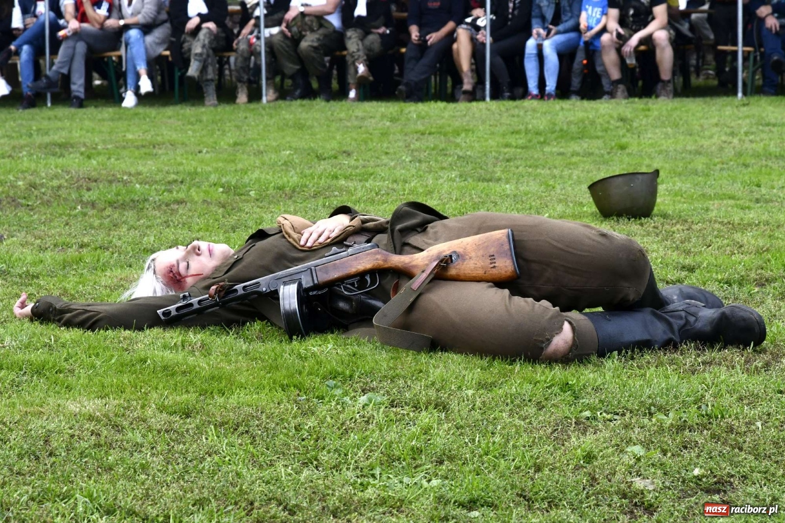 Zdjęcie w galerii na portalu naszraciborz.pl: Piknik militarny w Sławikowie - dwie potyczki na dziedzińcu pałacu von Eickstedtów [FOTO i WIDEO] wiadomości z regionu