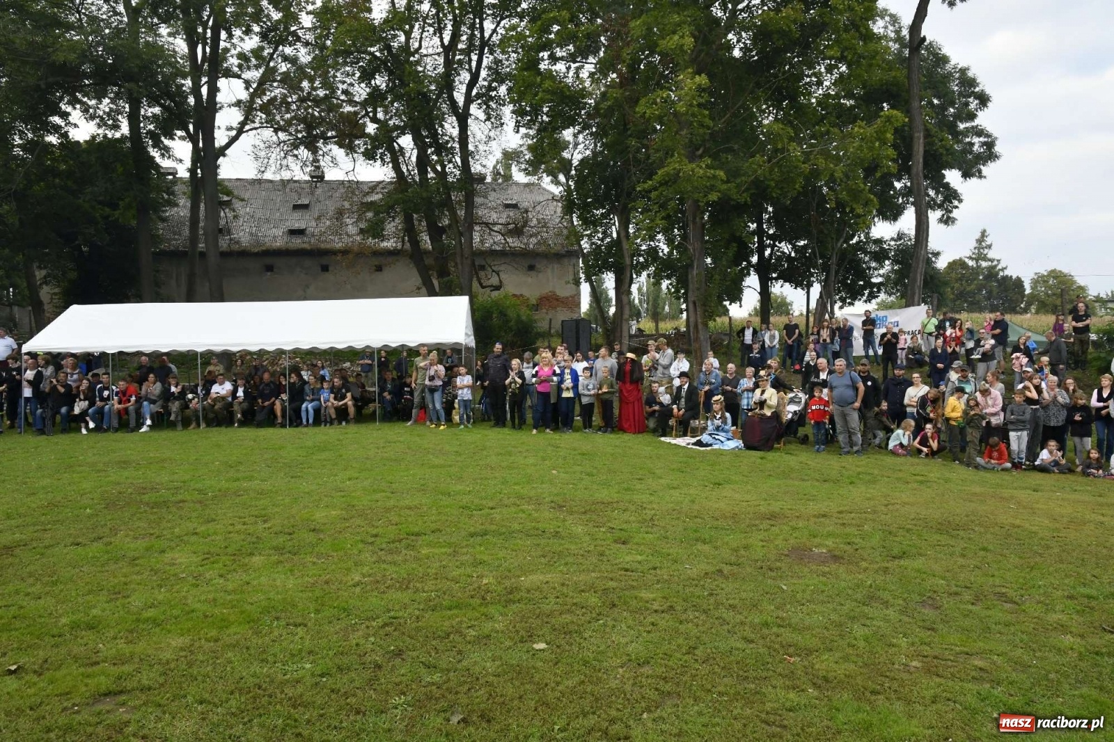 Zdjęcie w galerii na portalu naszraciborz.pl: Piknik militarny w Sławikowie - dwie potyczki na dziedzińcu pałacu von Eickstedtów [FOTO i WIDEO] wiadomości z regionu