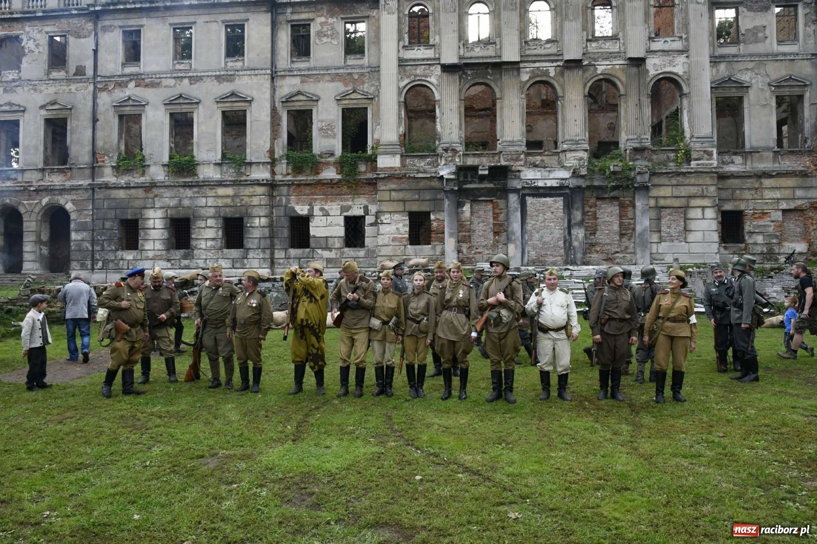 Zdjęcie w galerii na portalu naszraciborz.pl: Piknik militarny w Sławikowie - dwie potyczki na dziedzińcu pałacu von Eickstedtów [FOTO i WIDEO] wiadomości z regionu