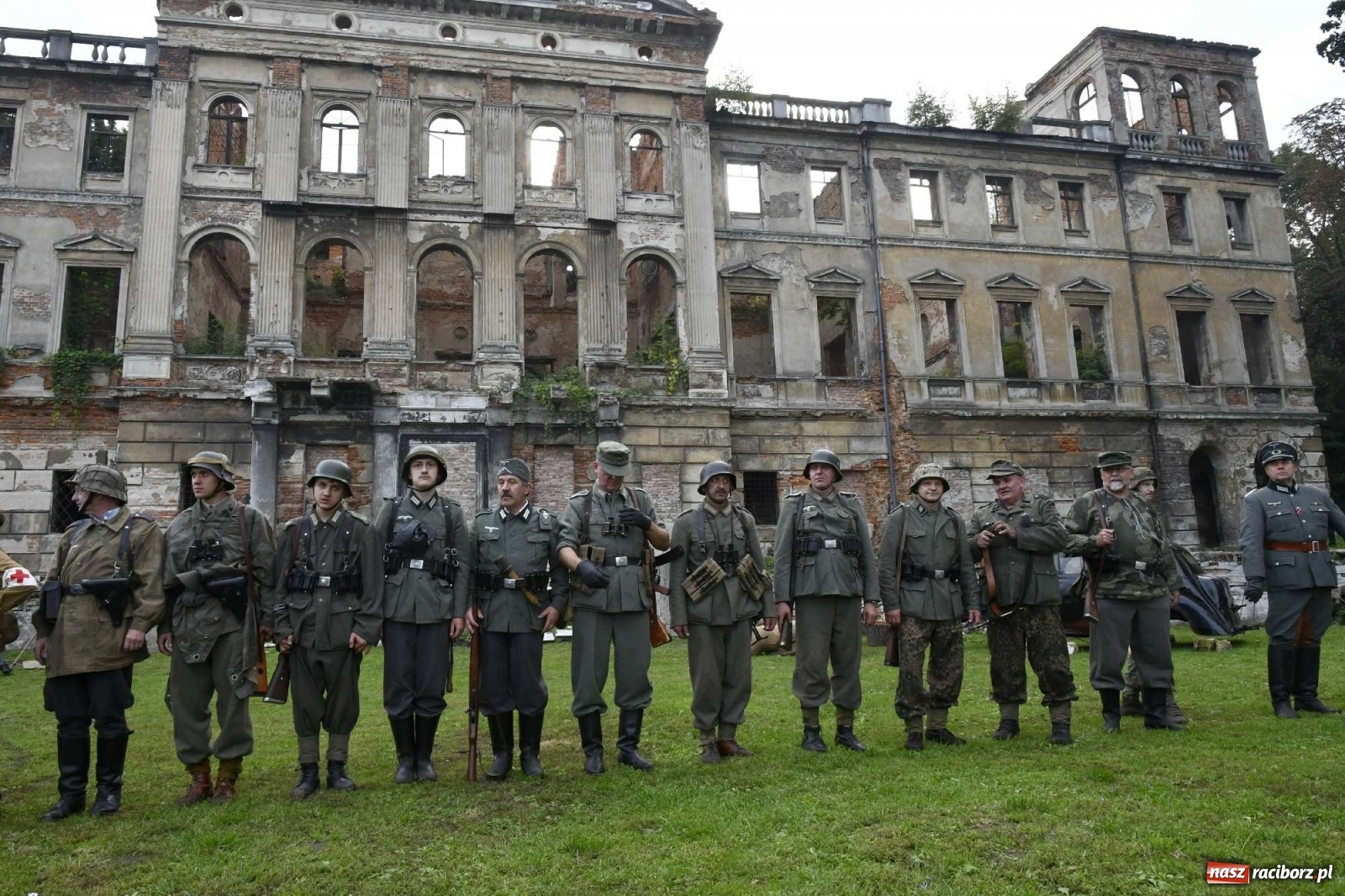 Zdjęcie w galerii na portalu naszraciborz.pl: Piknik militarny w Sławikowie - dwie potyczki na dziedzińcu pałacu von Eickstedtów [FOTO i WIDEO] wiadomości z regionu