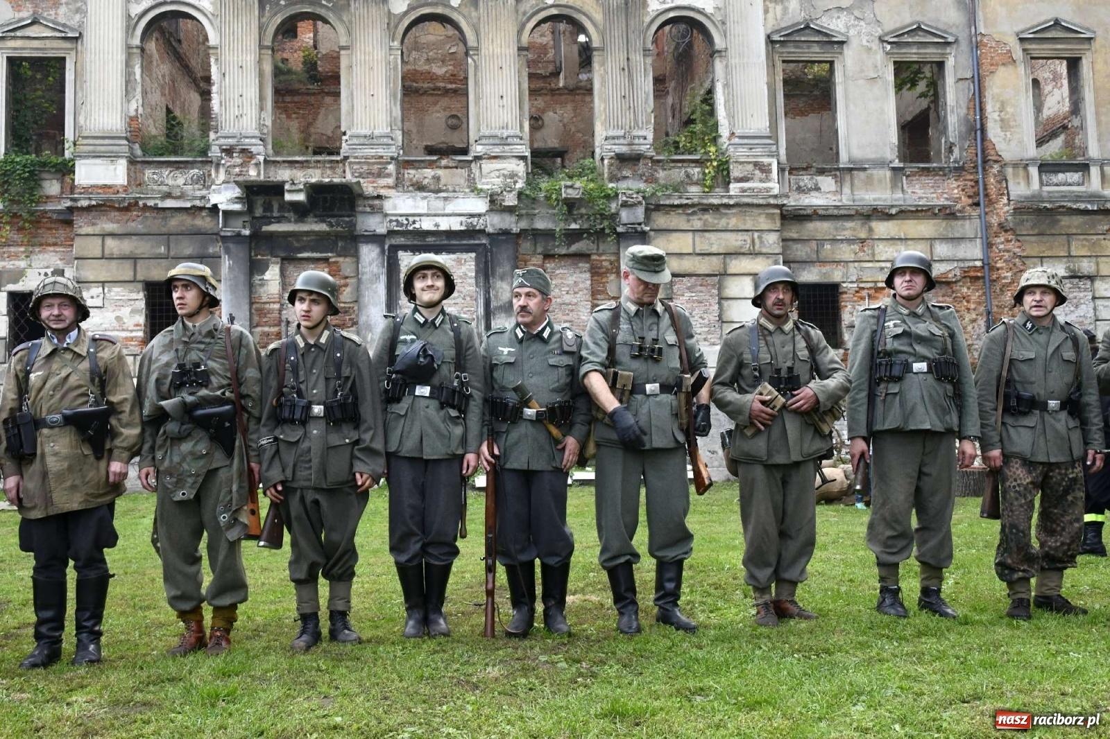 Zdjęcie w galerii na portalu naszraciborz.pl: Piknik militarny w Sławikowie - dwie potyczki na dziedzińcu pałacu von Eickstedtów [FOTO i WIDEO] wiadomości z regionu