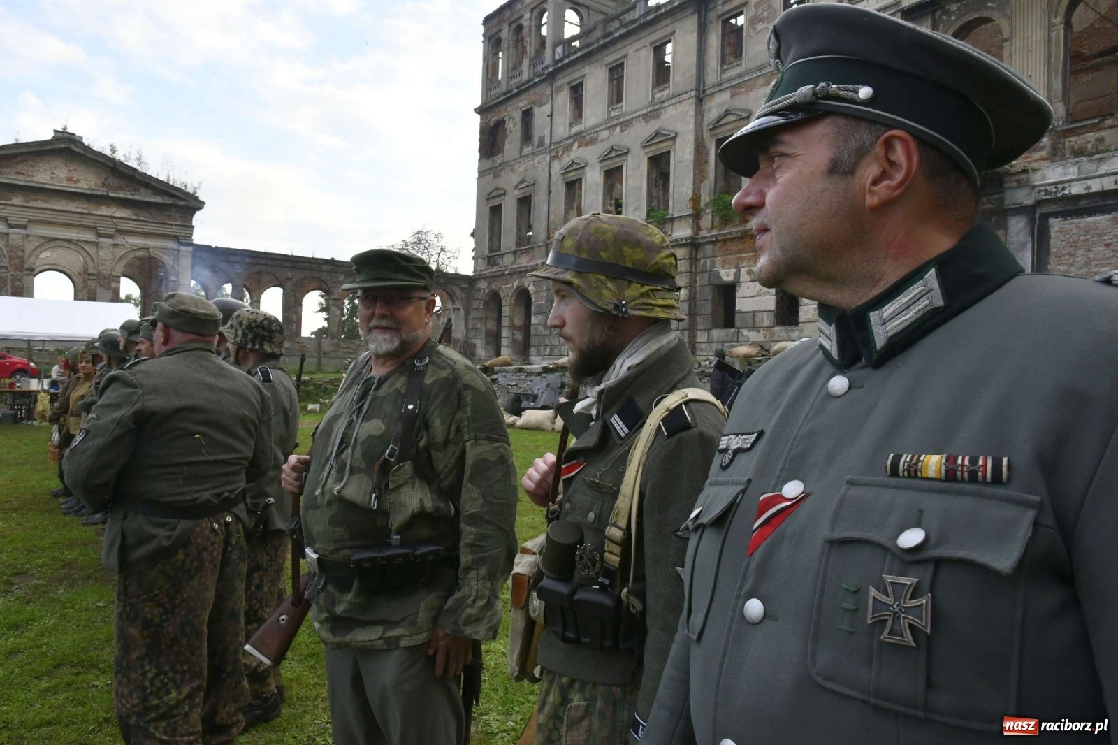 Zdjęcie w galerii na portalu naszraciborz.pl: Piknik militarny w Sławikowie - dwie potyczki na dziedzińcu pałacu von Eickstedtów [FOTO i WIDEO] wiadomości z regionu