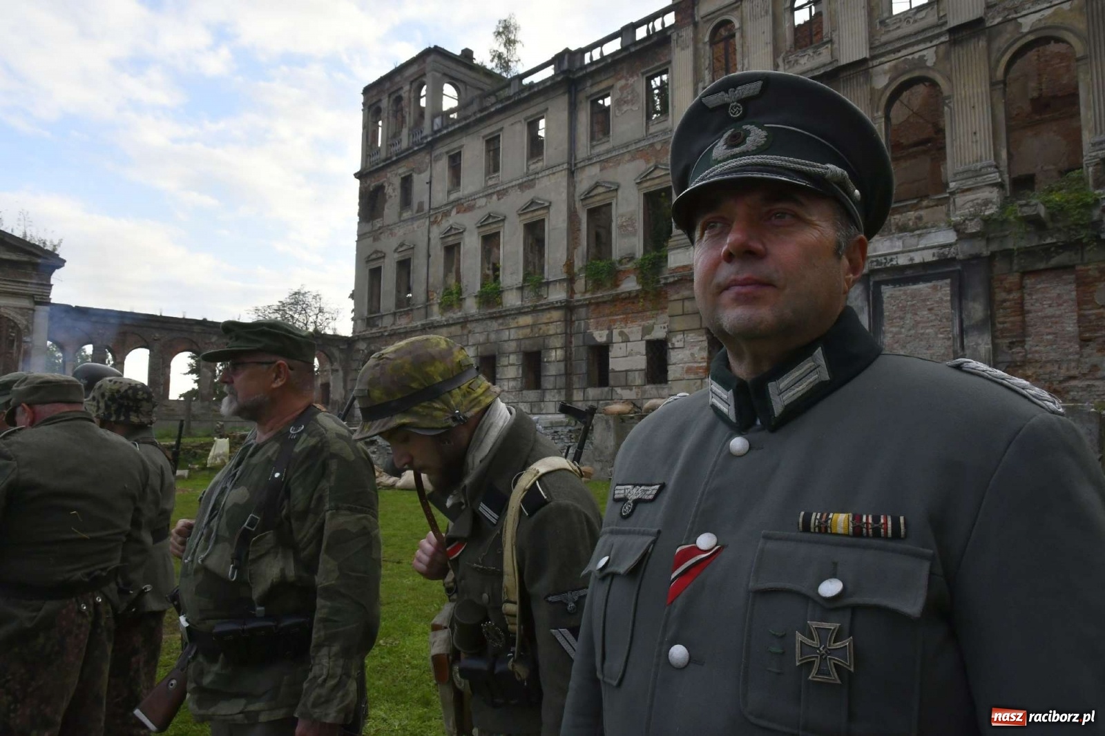 Zdjęcie w galerii na portalu naszraciborz.pl: Piknik militarny w Sławikowie - dwie potyczki na dziedzińcu pałacu von Eickstedtów [FOTO i WIDEO] wiadomości z regionu